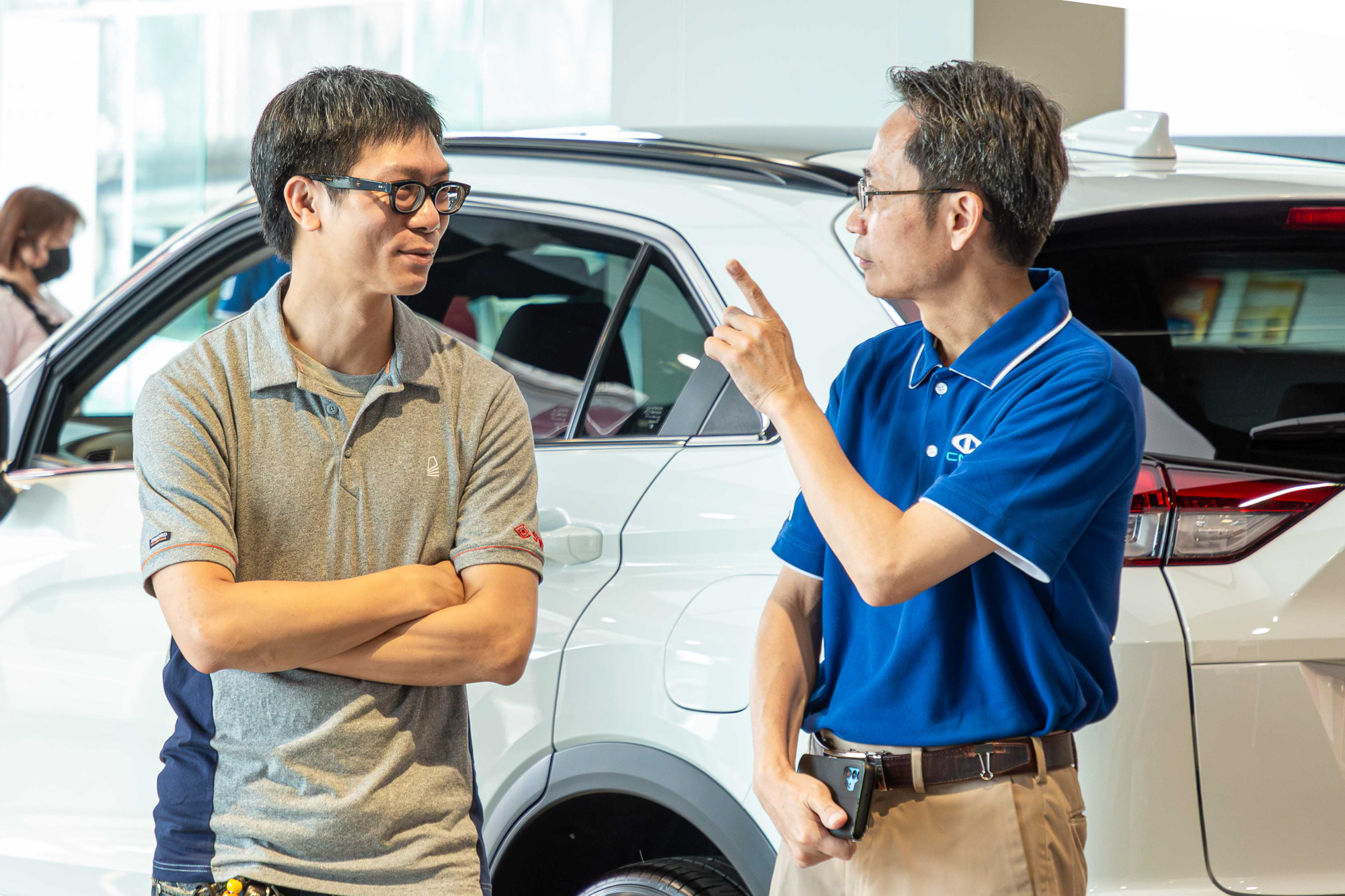 三菱業代為參與說明會的車主親切的說明。