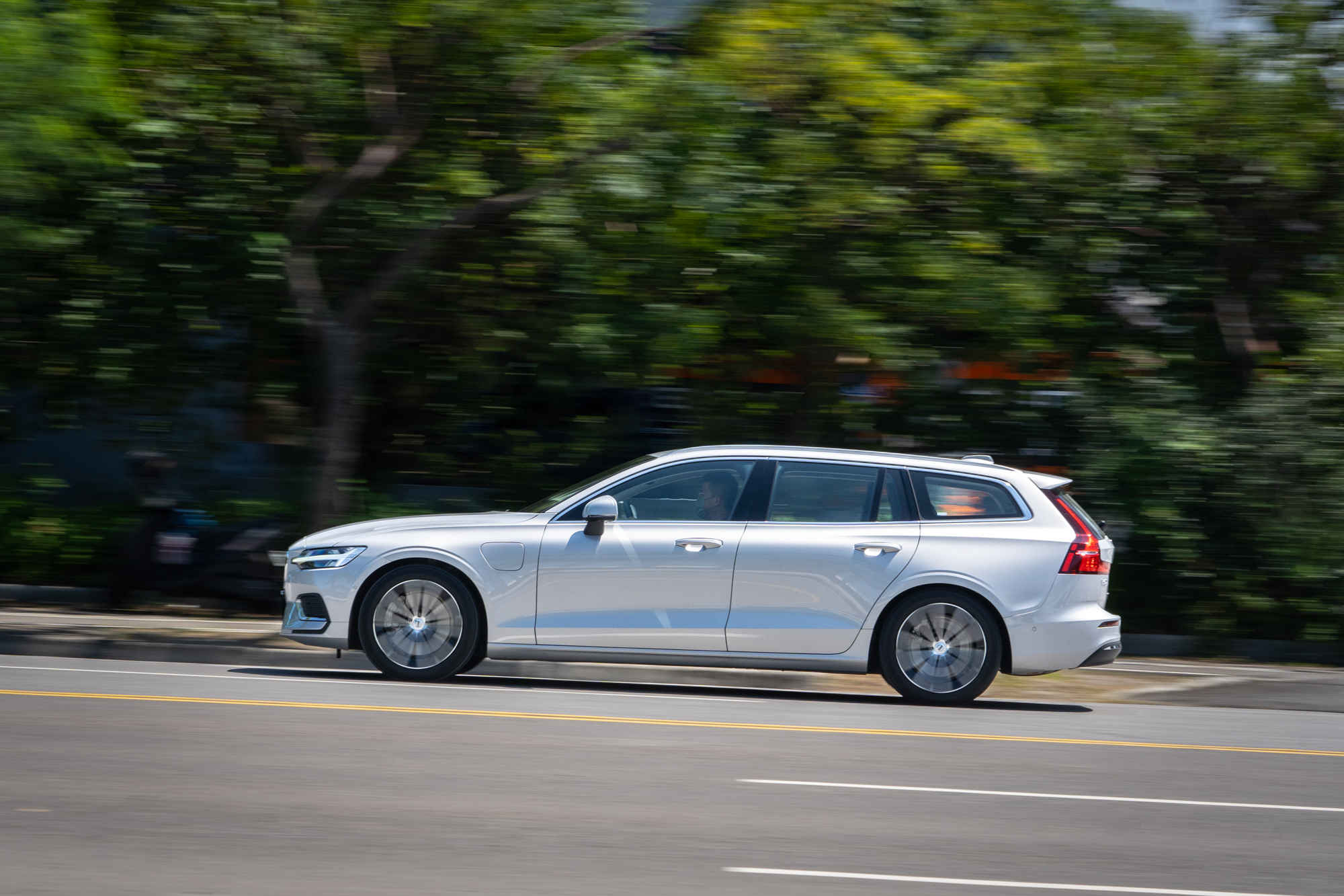 V60 Recharge T8 AWD結合內燃機與電動馬達所構築的eAWD四輪驅動技術,可以對應更多不同道路環境與滿足不同使用需求。