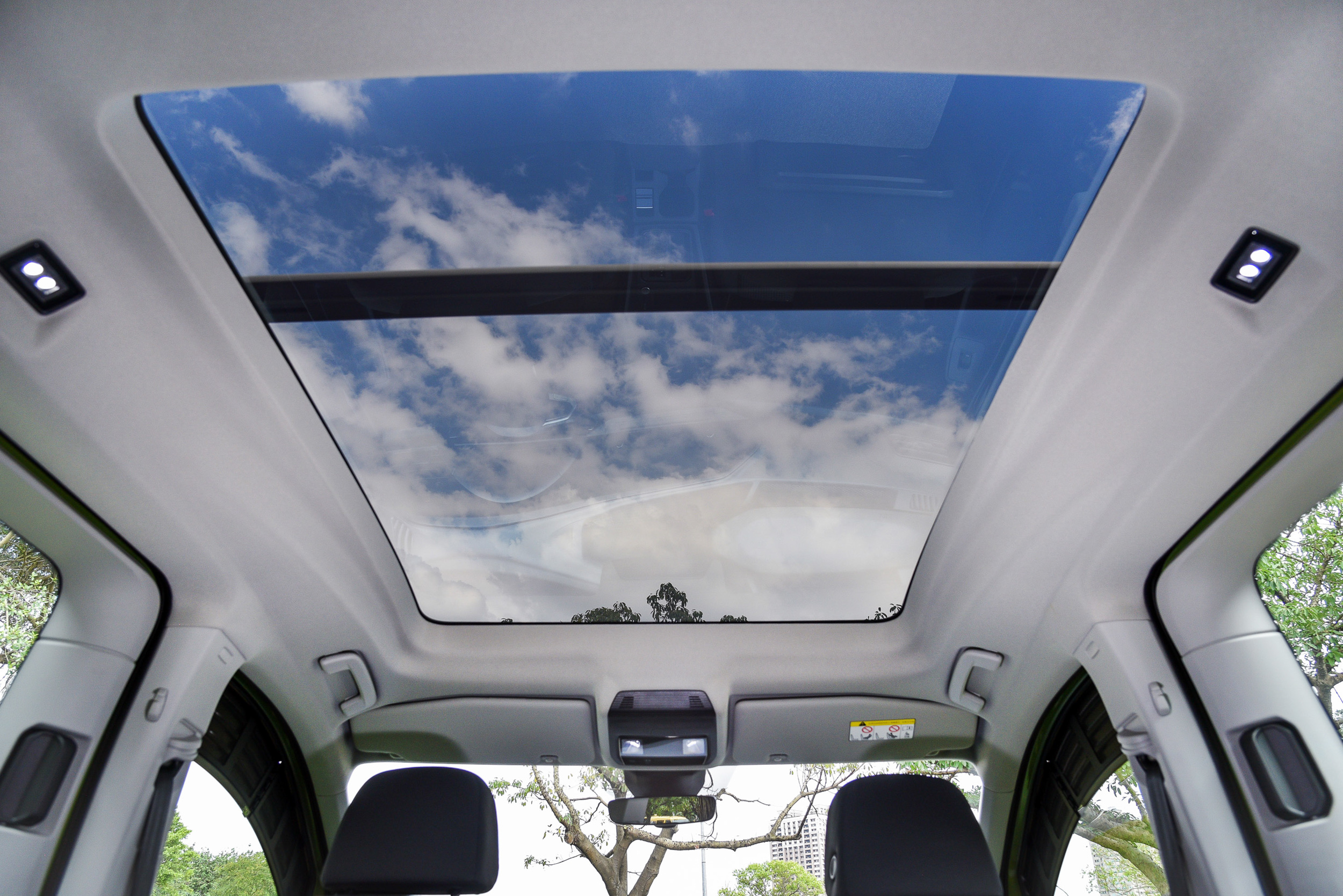 全景玻璃車頂(選配)。