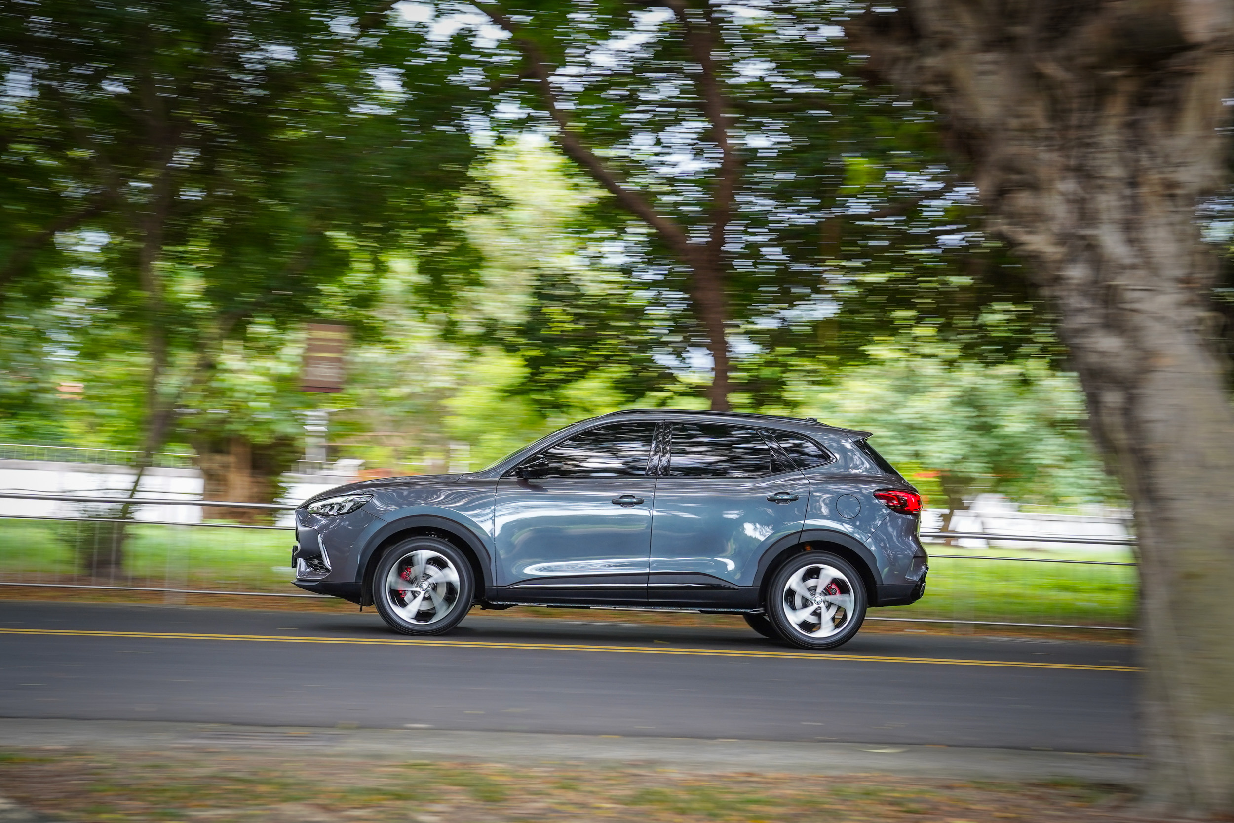 搭載的 MG Pilot 2.0 智慧駕駛輔助系統,擁有不遜於對手的完整科技配備。