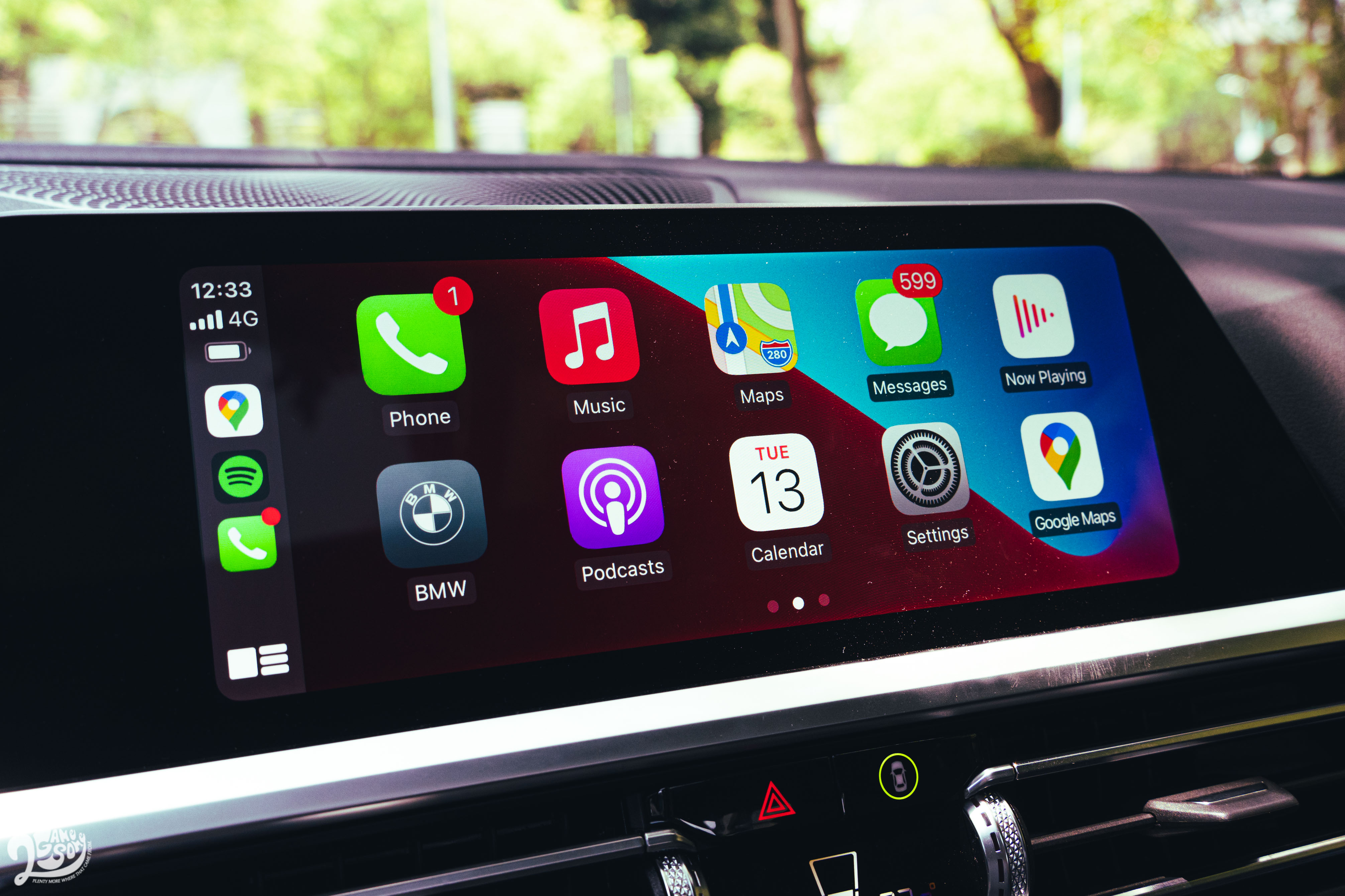 10.25 吋中控螢幕支援無線 Apple CarPlay 與 Android Auto。
