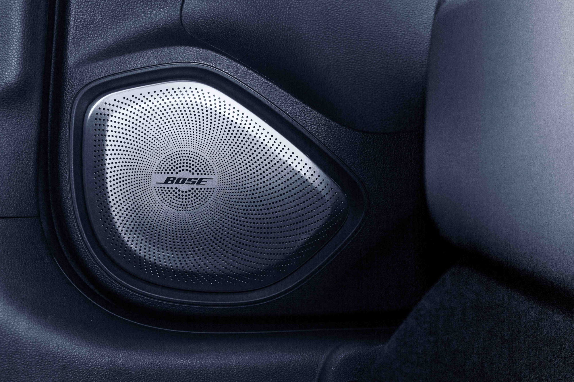HS PHEV 馭電版標配 BOSE 劇院級環艙音響,透過 8 個揚聲器搭配一個 Richbass 重低音。