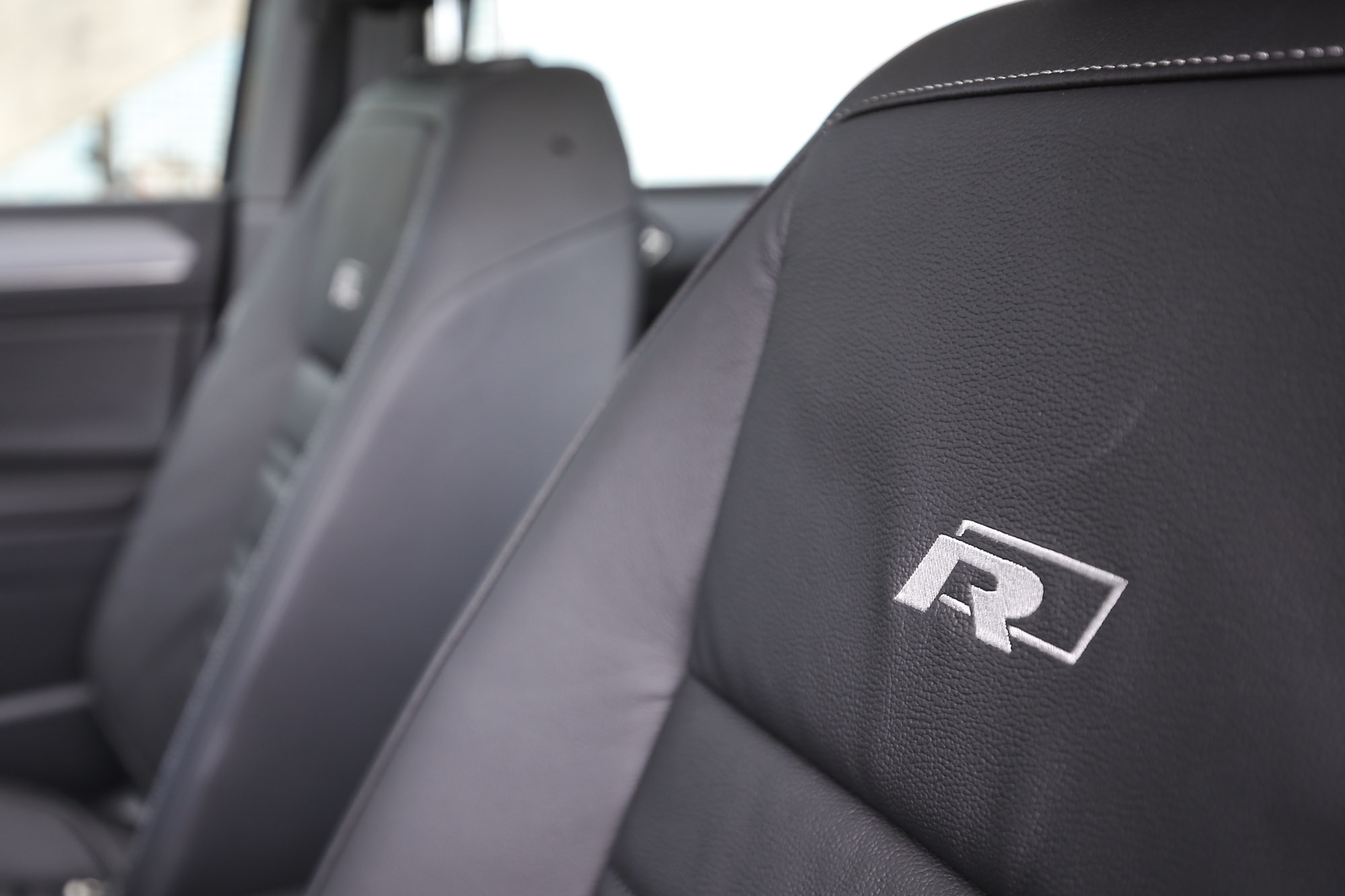 車內 R-Line 套件除了座椅上的字樣以外，湛黑頂篷也是專屬配備之一。