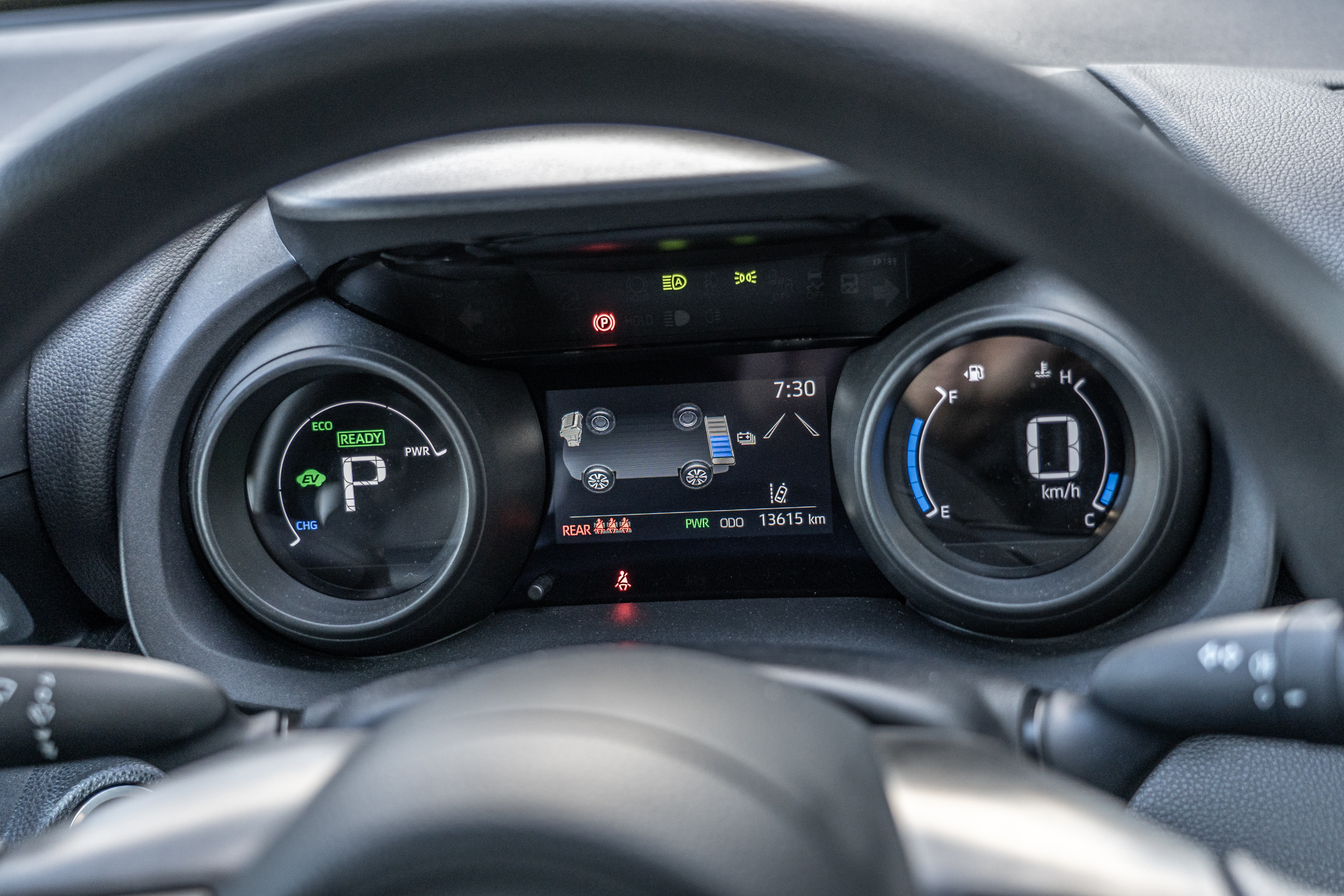 儀錶採用外雙環、置中數位螢幕設置方式來呈現。