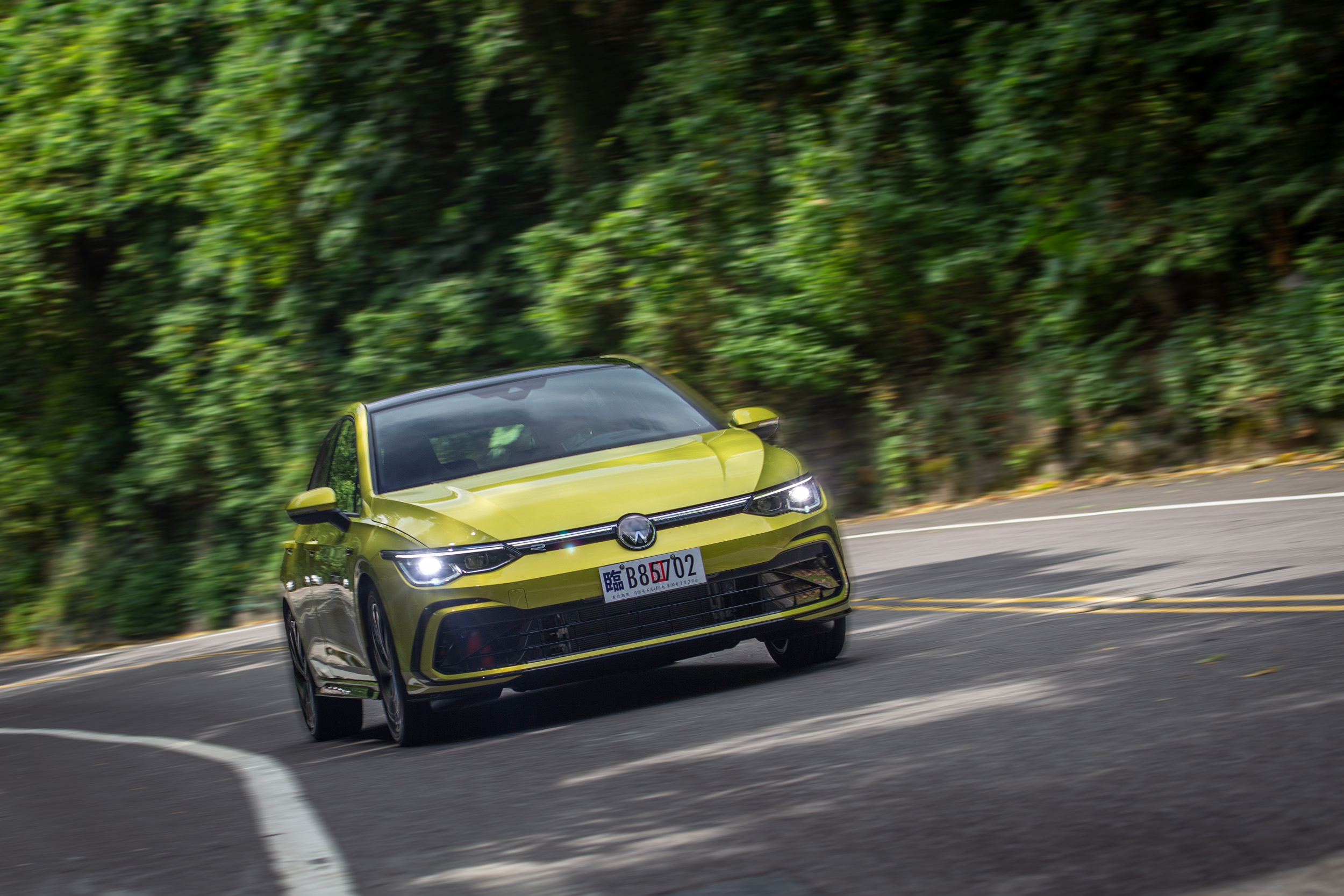 透過 48V 輕油電的輔助,在動力感受度上起步加速更為一氣呵成。