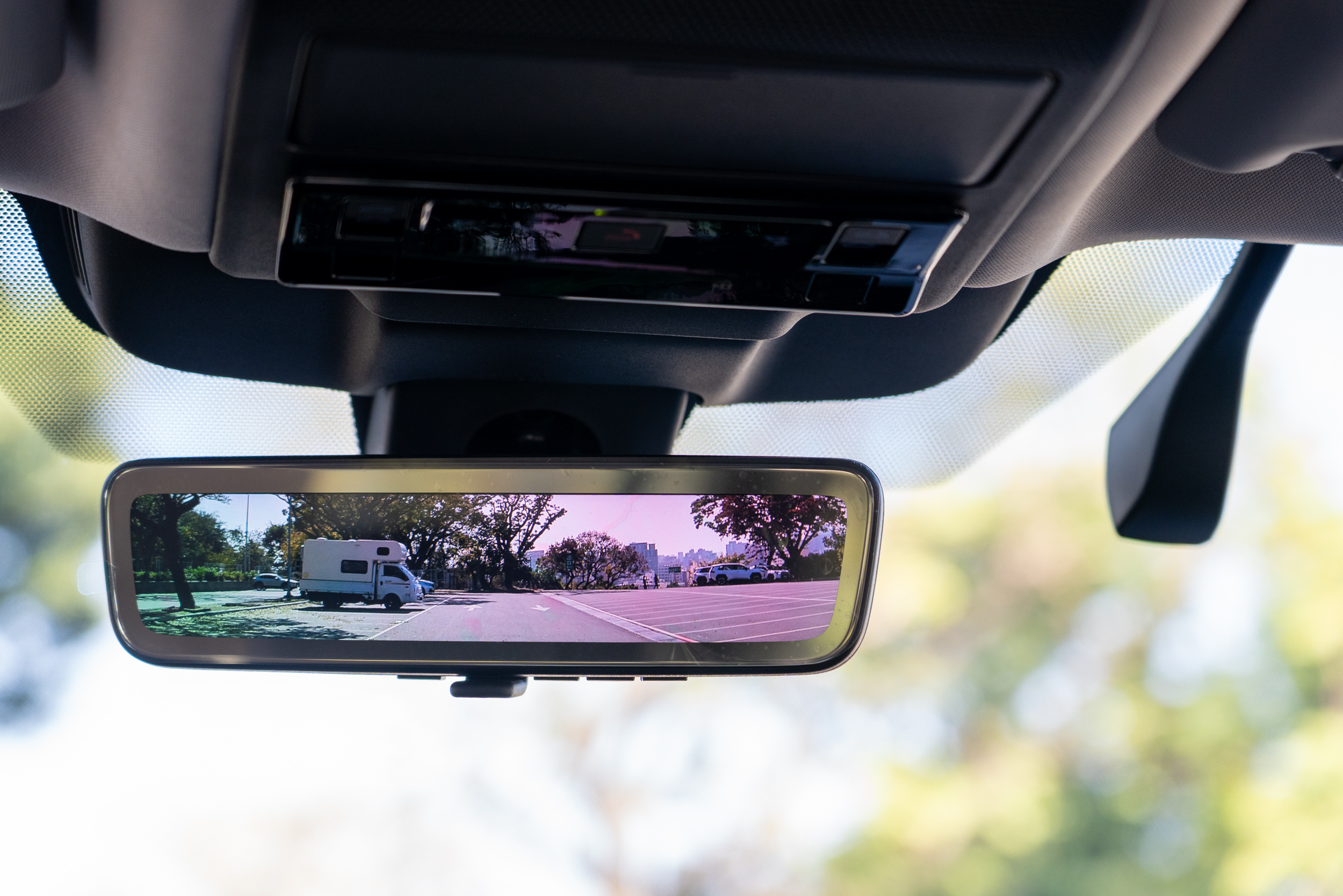 旗艦車型配備E-Mirror電子式車內後視鏡。