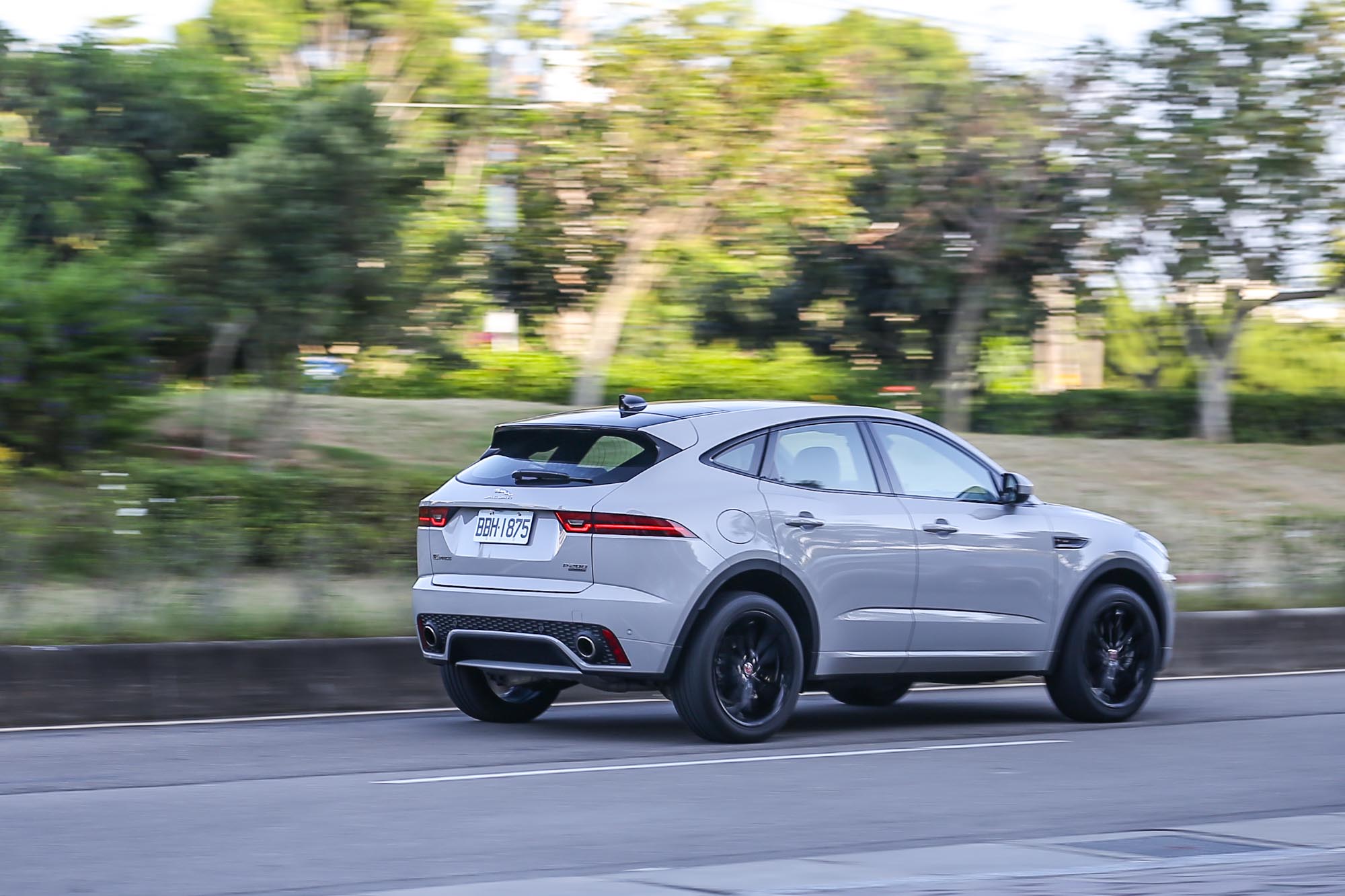 不僅外表與內在都具有跑車化性格，操駕感受也符合當前 Jaguar 的核心價值。