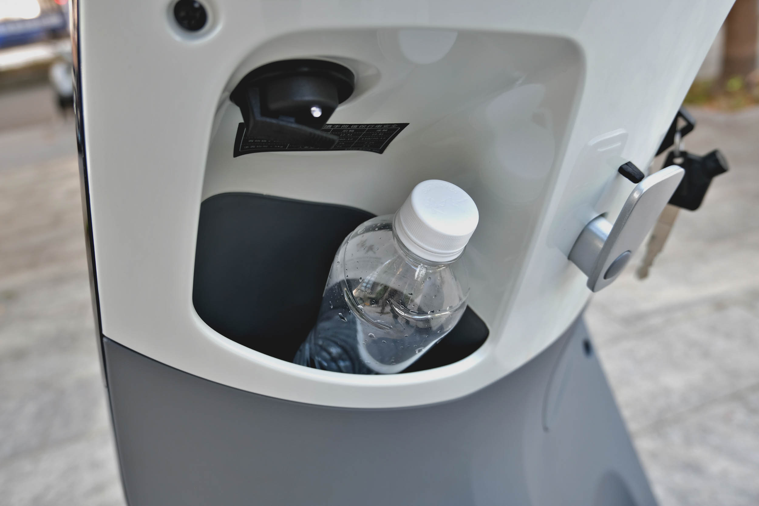 前方的置物空間加深的 20%,600c.c. 的寶特瓶可以輕鬆放入。