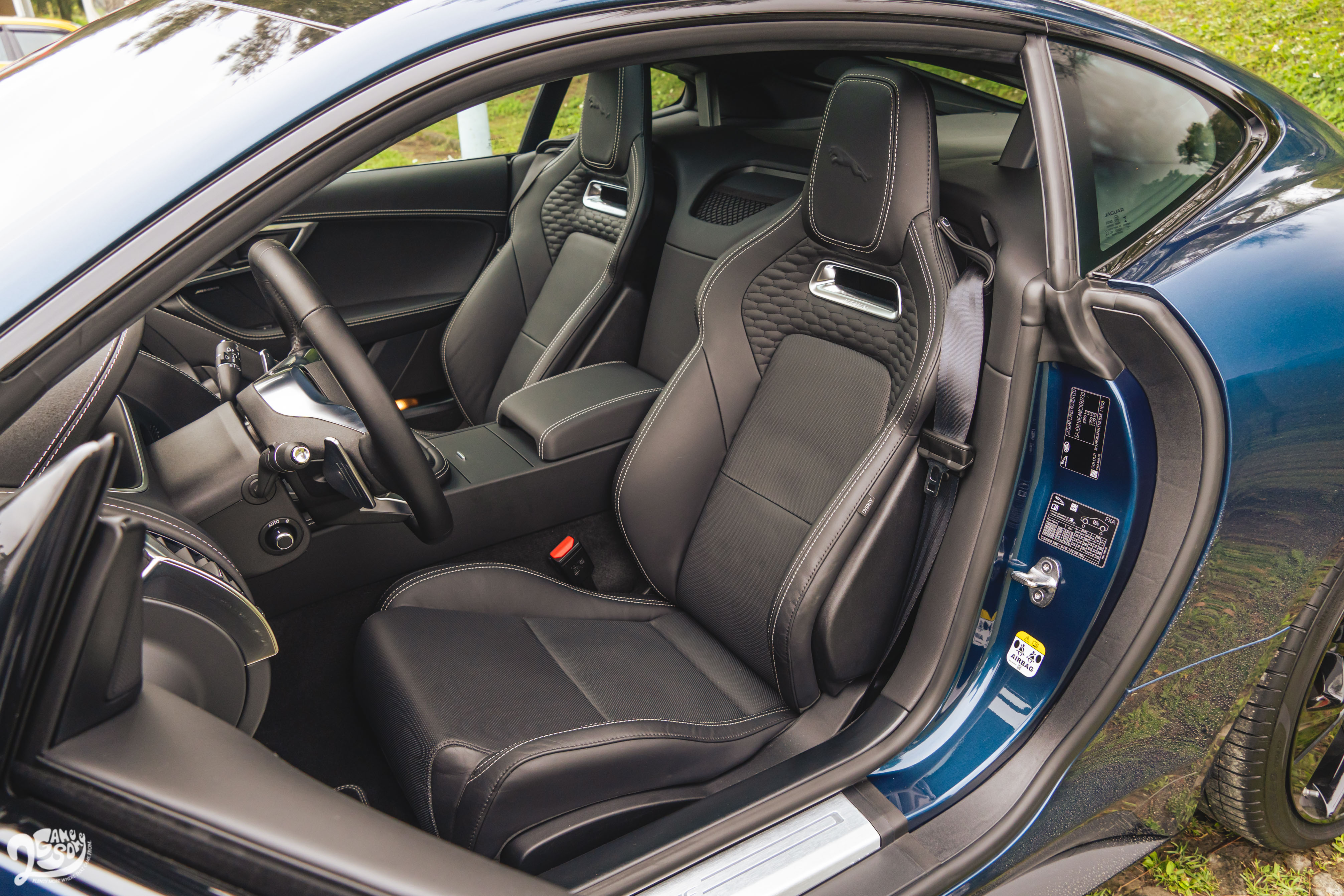 跑車座椅採用溫莎皮革。