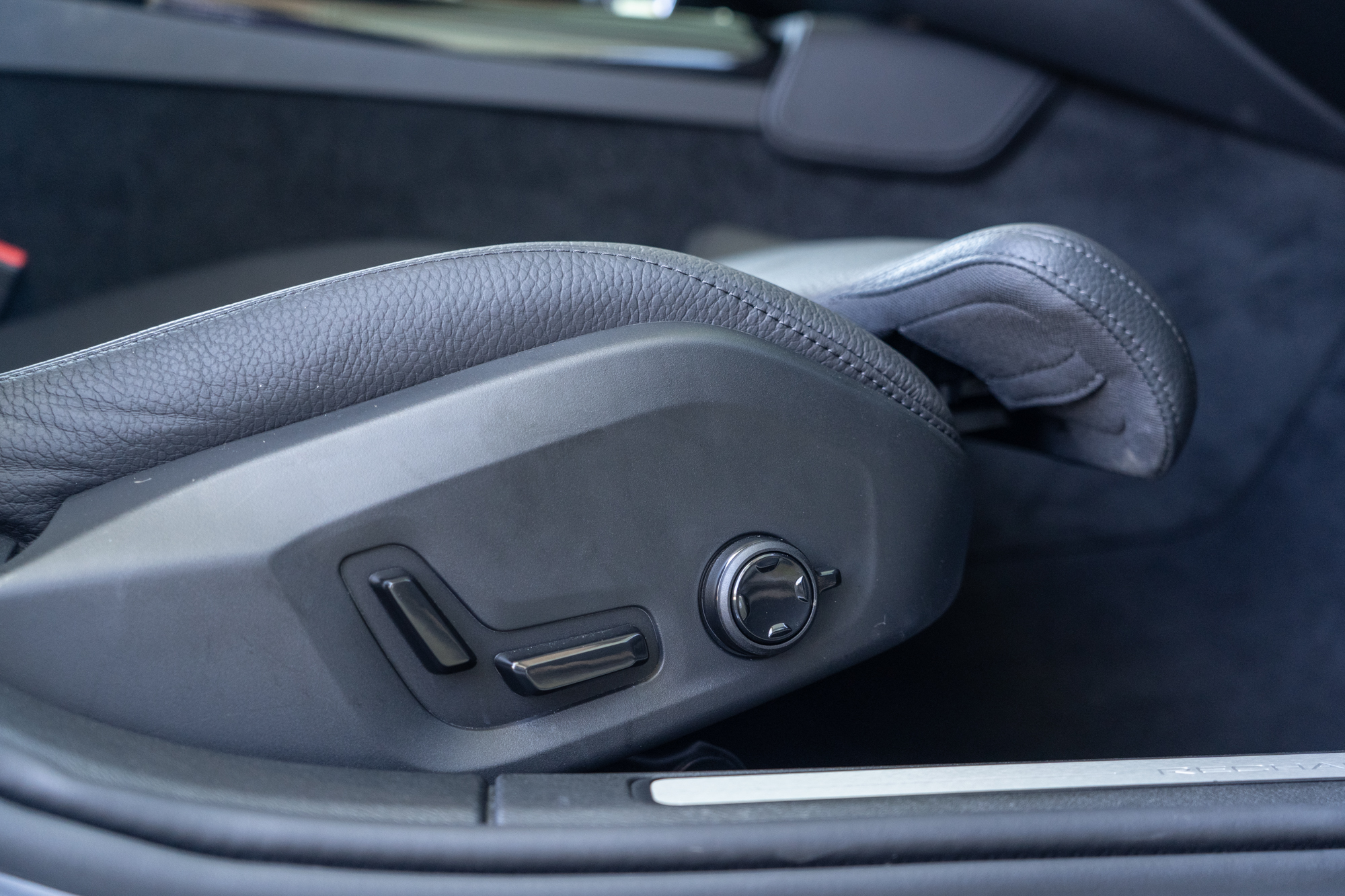 雙前座腿部延伸支撐裝置可以電動調整。