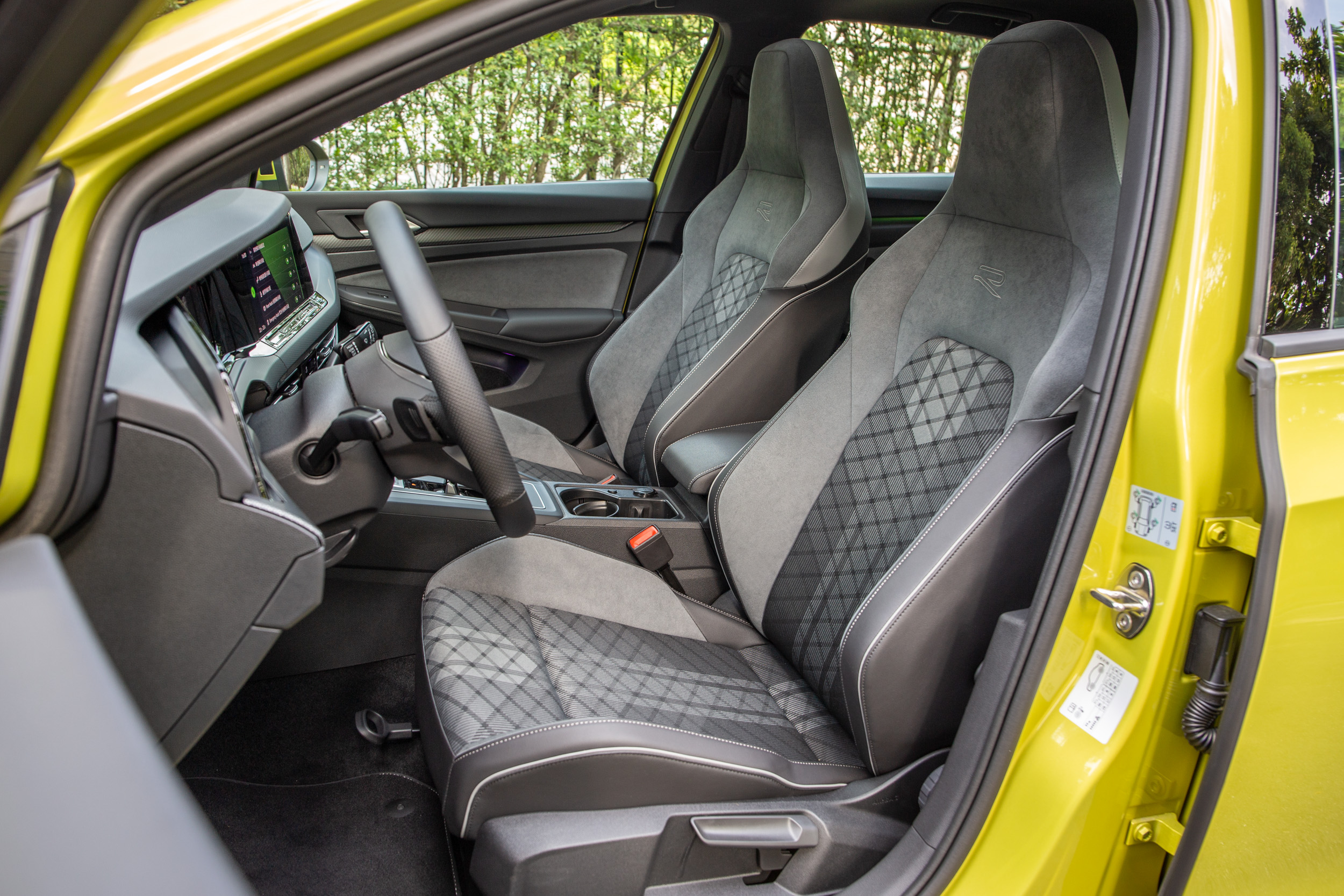 類麂皮混合織布的跑車型座椅為 280 eTSI R-Line 車型專屬,皆為手動調整。