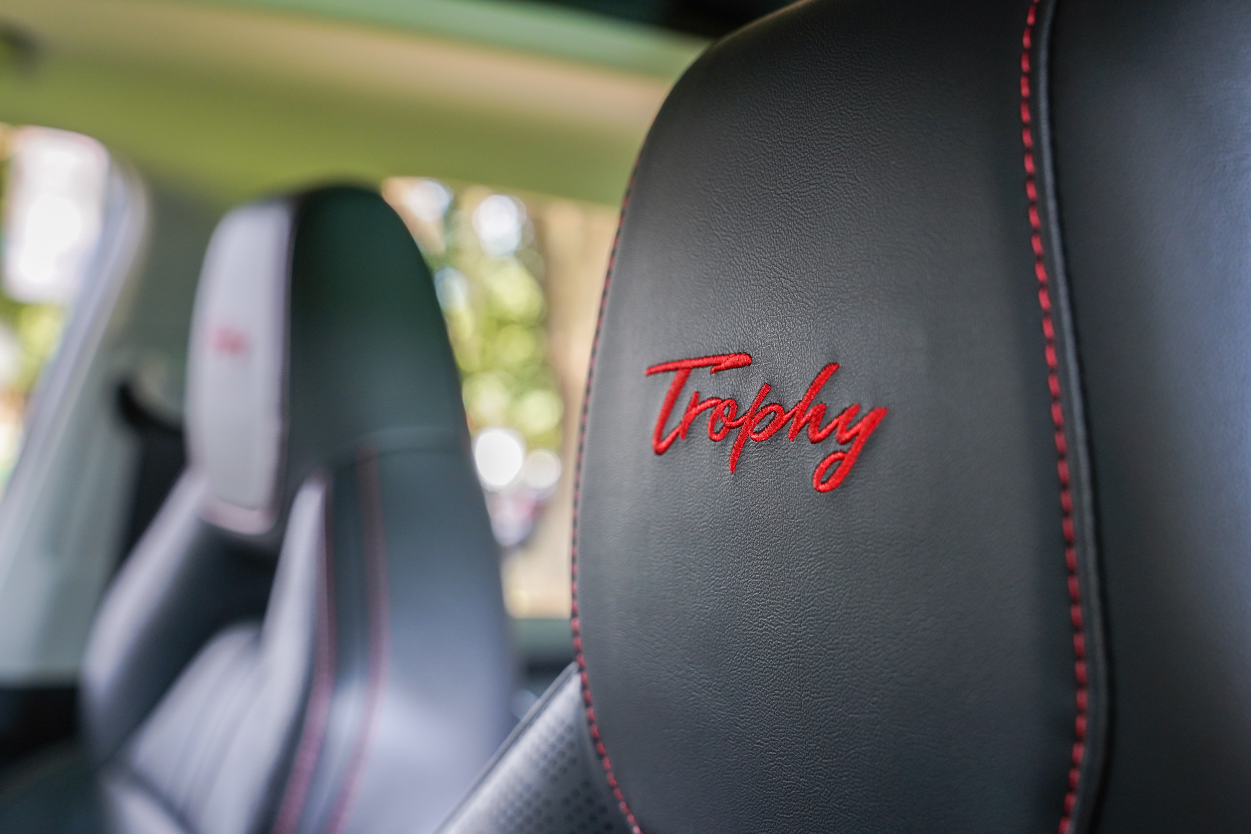 前座頭枕上繡有 Trophy 字樣。