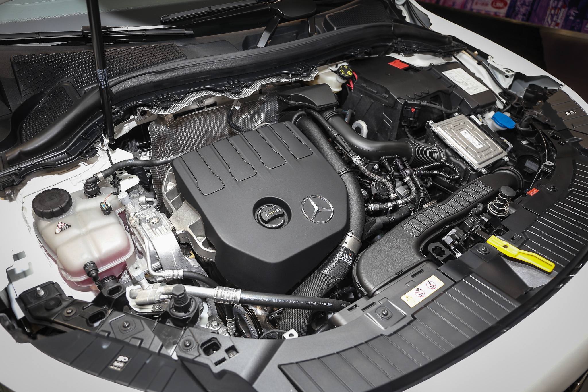 GLA 180、GLA 200 搭載 1.4 升渦輪增壓汽油引擎，分別可提供 136 hp 與 163 hp 的動力輸出，皆搭配 DCT 雙離合器七速自手排變速箱。