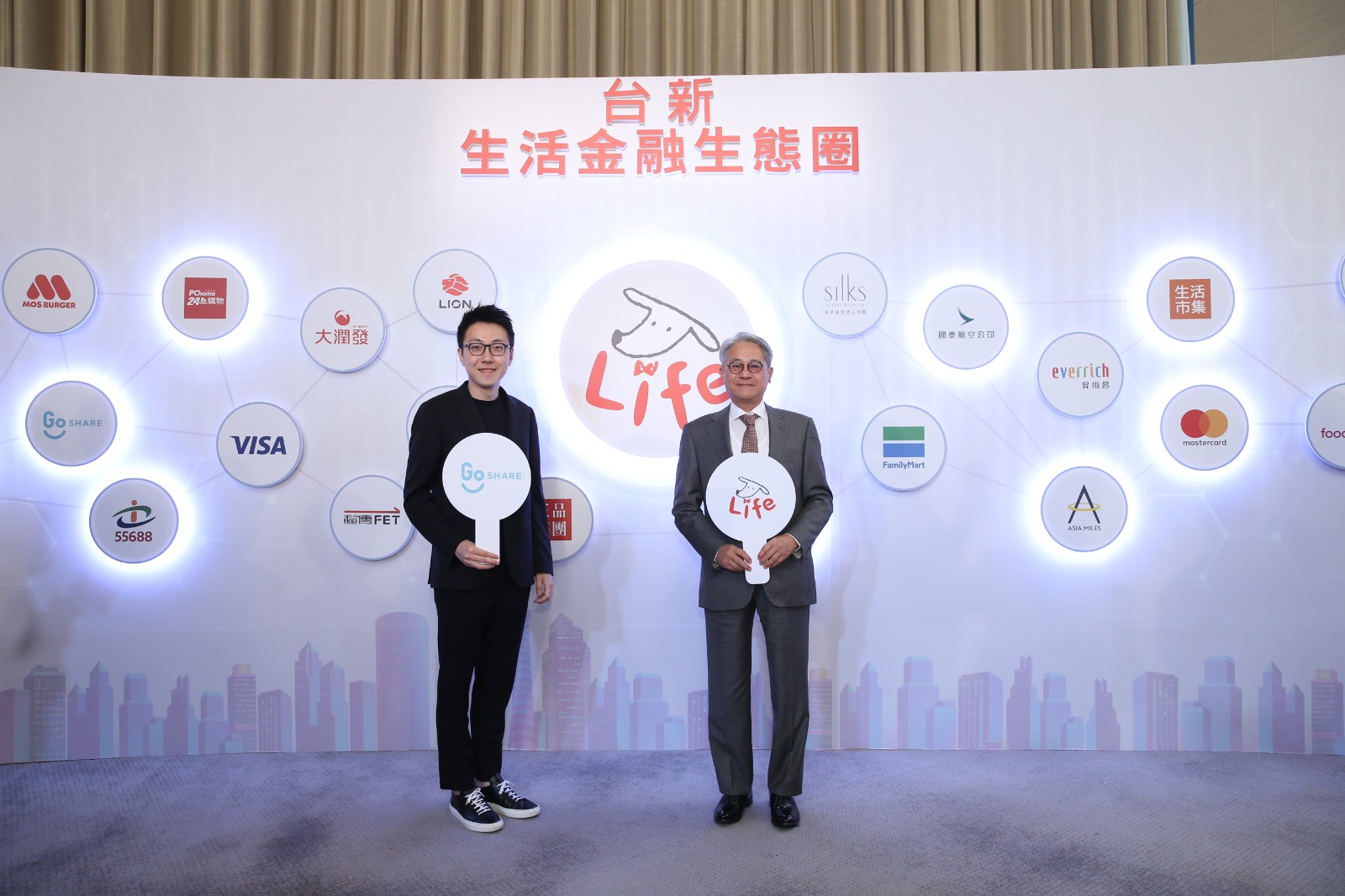 GoShare 正式宣布成為台新銀行「生活金融生態圈」合作夥伴,跨界串連一站式生活金融服務平台 Richart Life App,整合創新都會移動與行動支付服務。從右至左為台新金控董事長吳東亮、GoShare 新事業總監姜家煒。