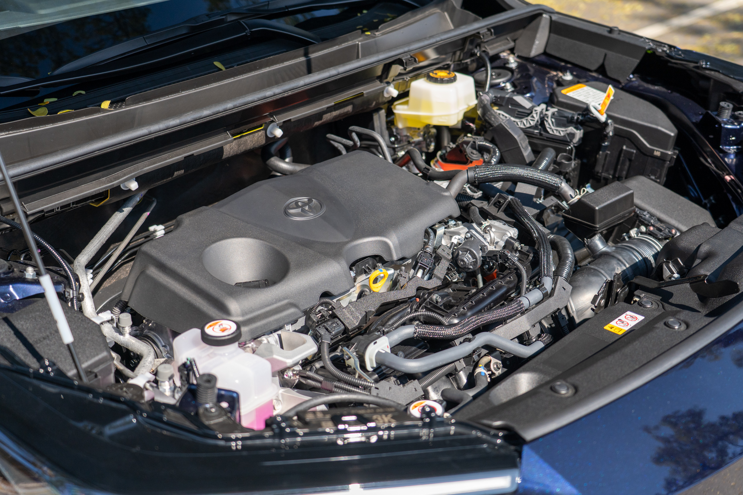 進化到第五代的Toyota Hybrid System，讓油電動力系統整體輸出效率更加，直接反映在動能表現與油耗節能性。