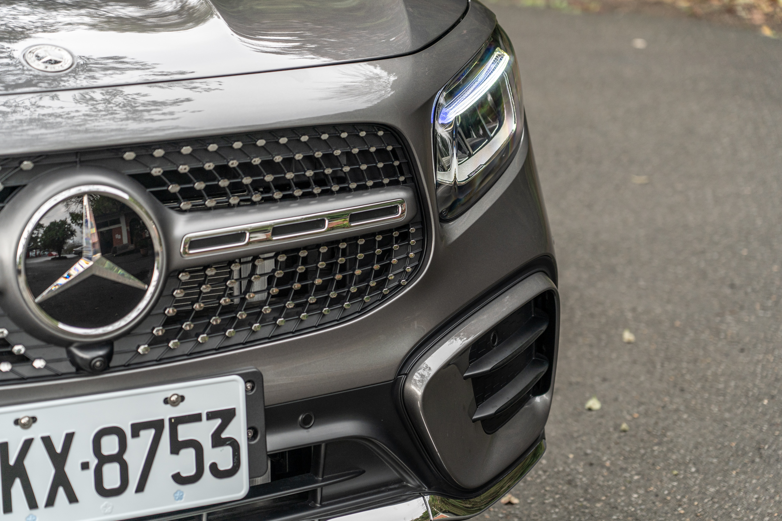 AMG-Line 的妝點方式比照目前 Mercedes-Benz 家族化設計走向處理。