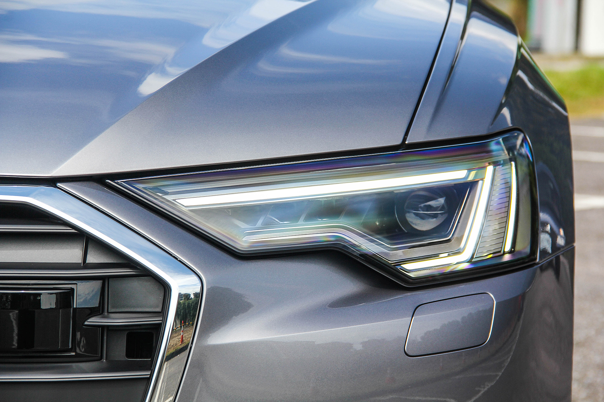 Matrix LED 矩陣式 LED 頭燈為 Premium 車型以上的標準配備。