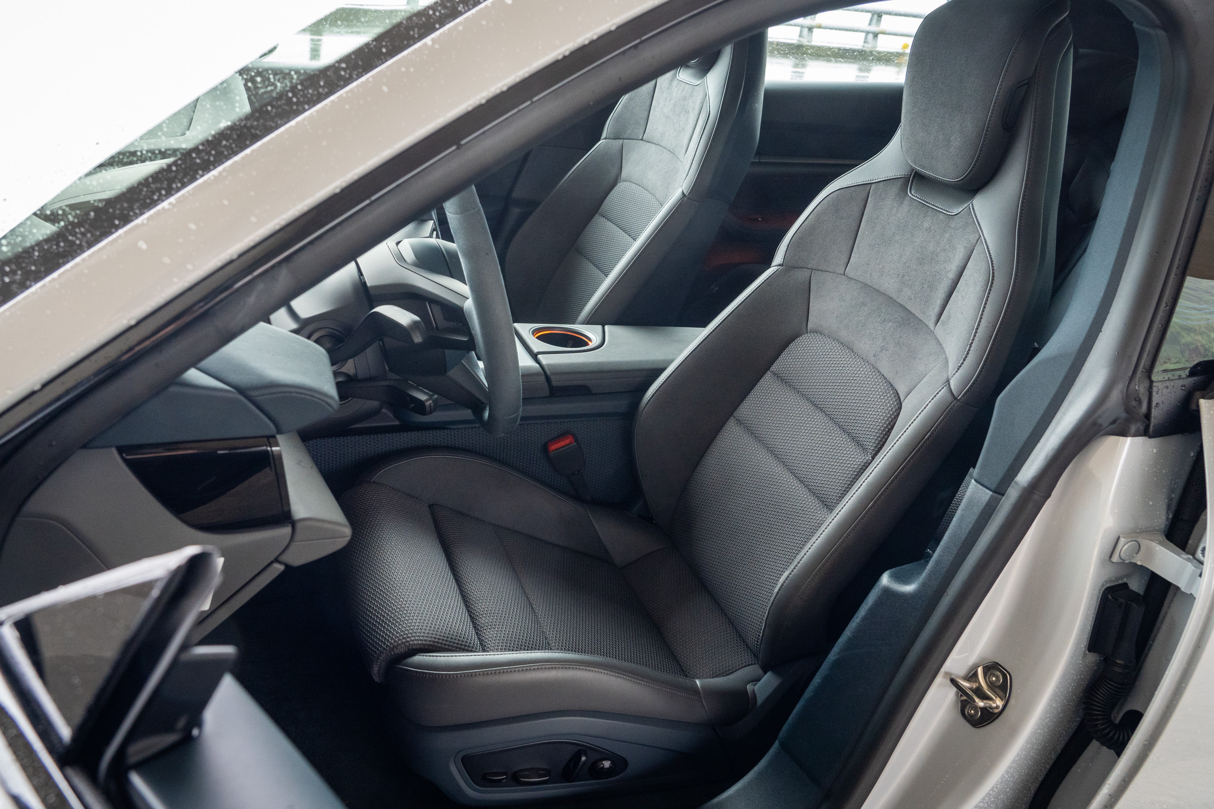 雙前座 14 向電動調整座椅是選配,標配僅有 8 向調整。