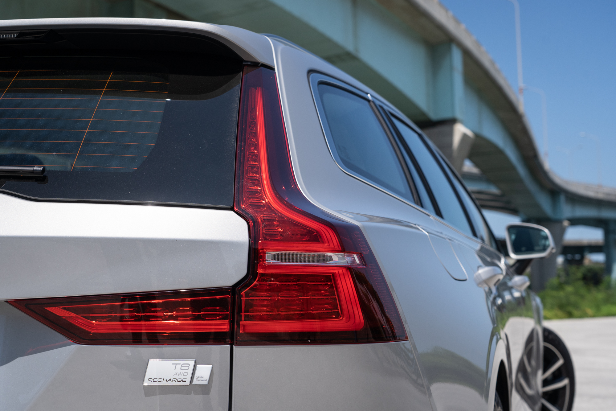 從上而下攀著D柱而下的LED尾燈為V60車尾最佳辨識特色。