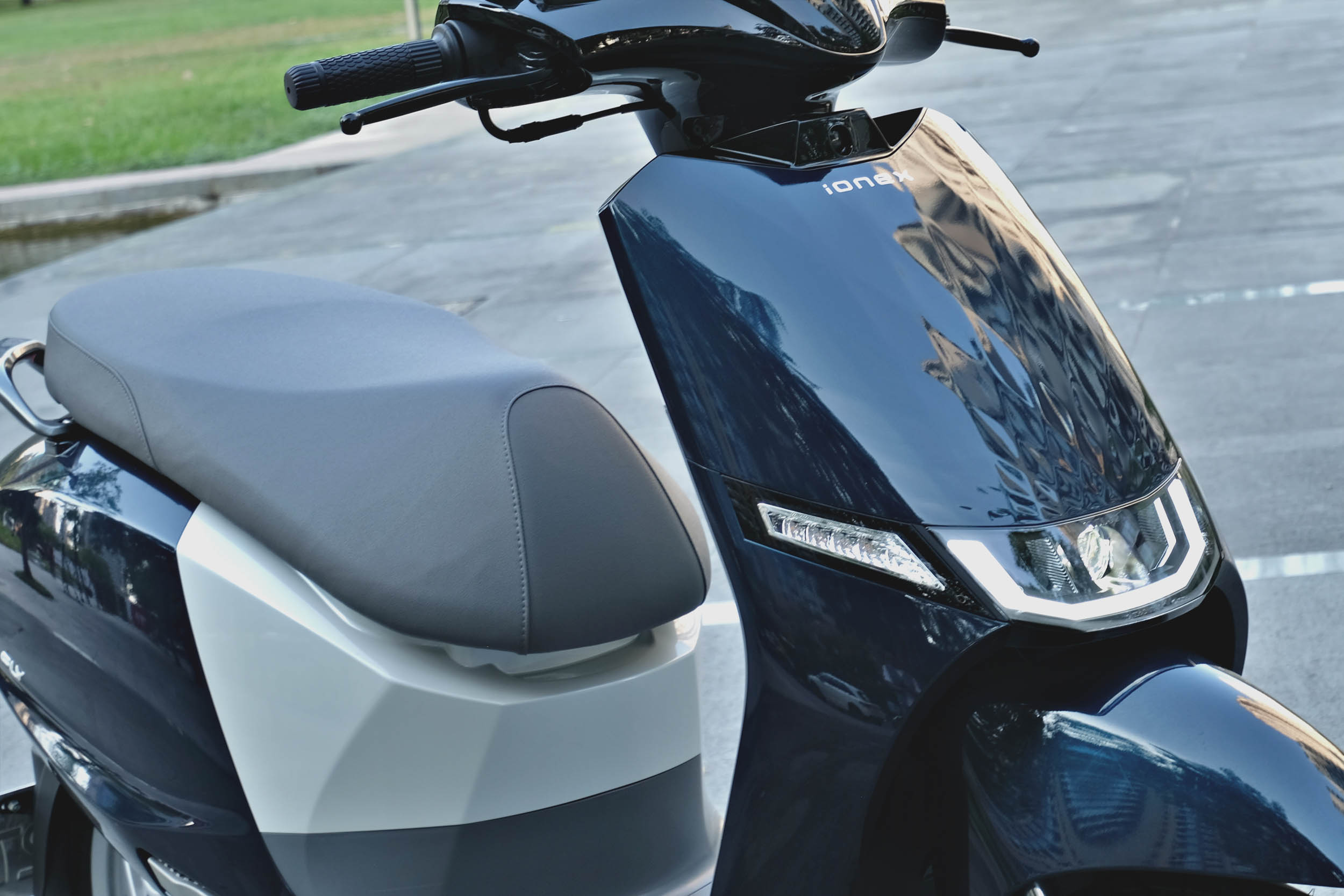 車頭面板採用菱格紋的設計,搭配小巧的頭燈創造出優雅氣息。