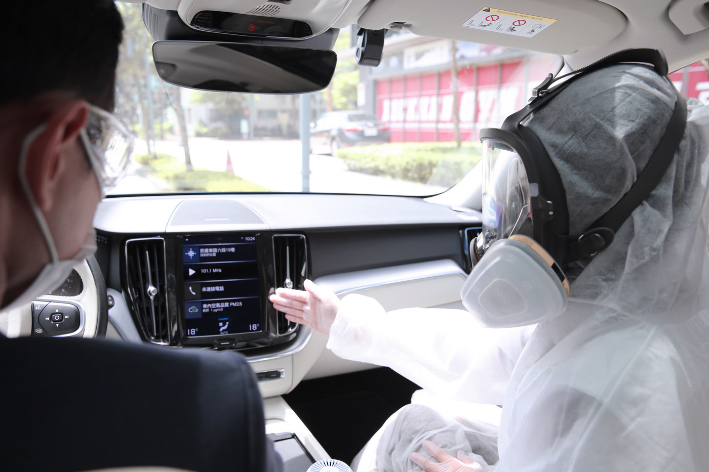 現場值班人員配戴 N95 口罩、防飛沫面罩與一次性醫療手套;若有試駕或交車,有車內談話需求,銷售顧問將戴上3M 6800 全防護面罩。