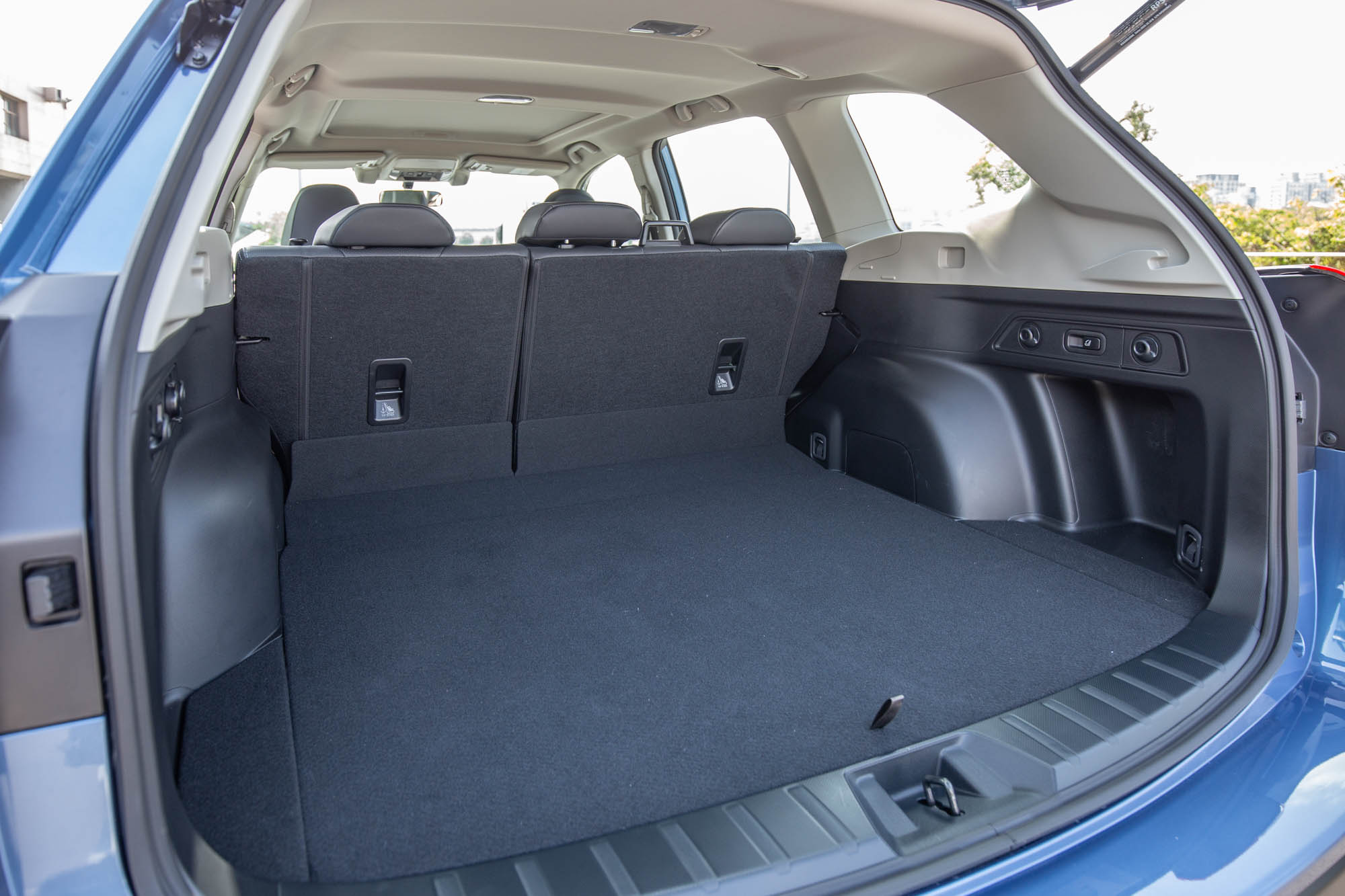 後行李廂置物容積達 520 公升,且造型方正,相當利於置物。