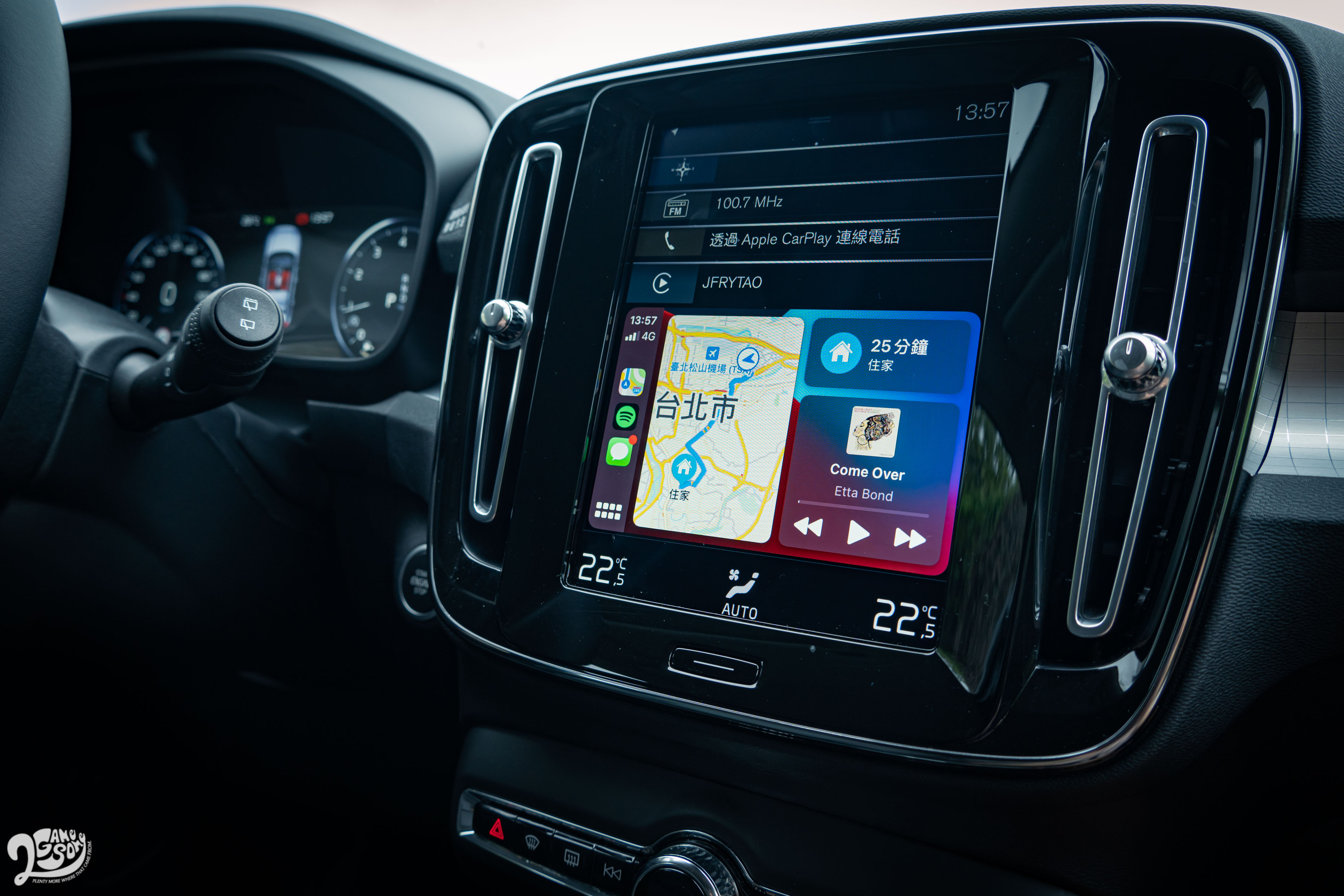 9 吋觸控螢幕支援 Apple CarPlay 與 Android Auto。
