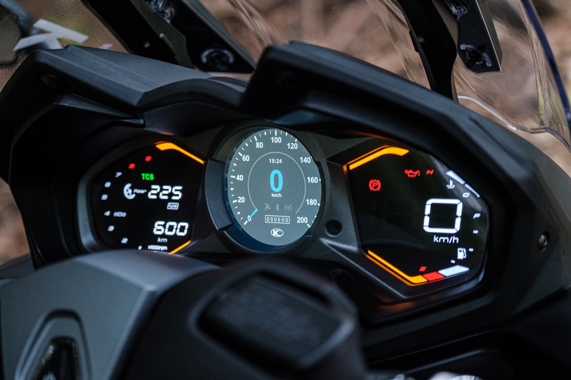 儀錶採用三區塊的配置,中央的 Noodoe 多功能智慧儀表也是一大亮點。