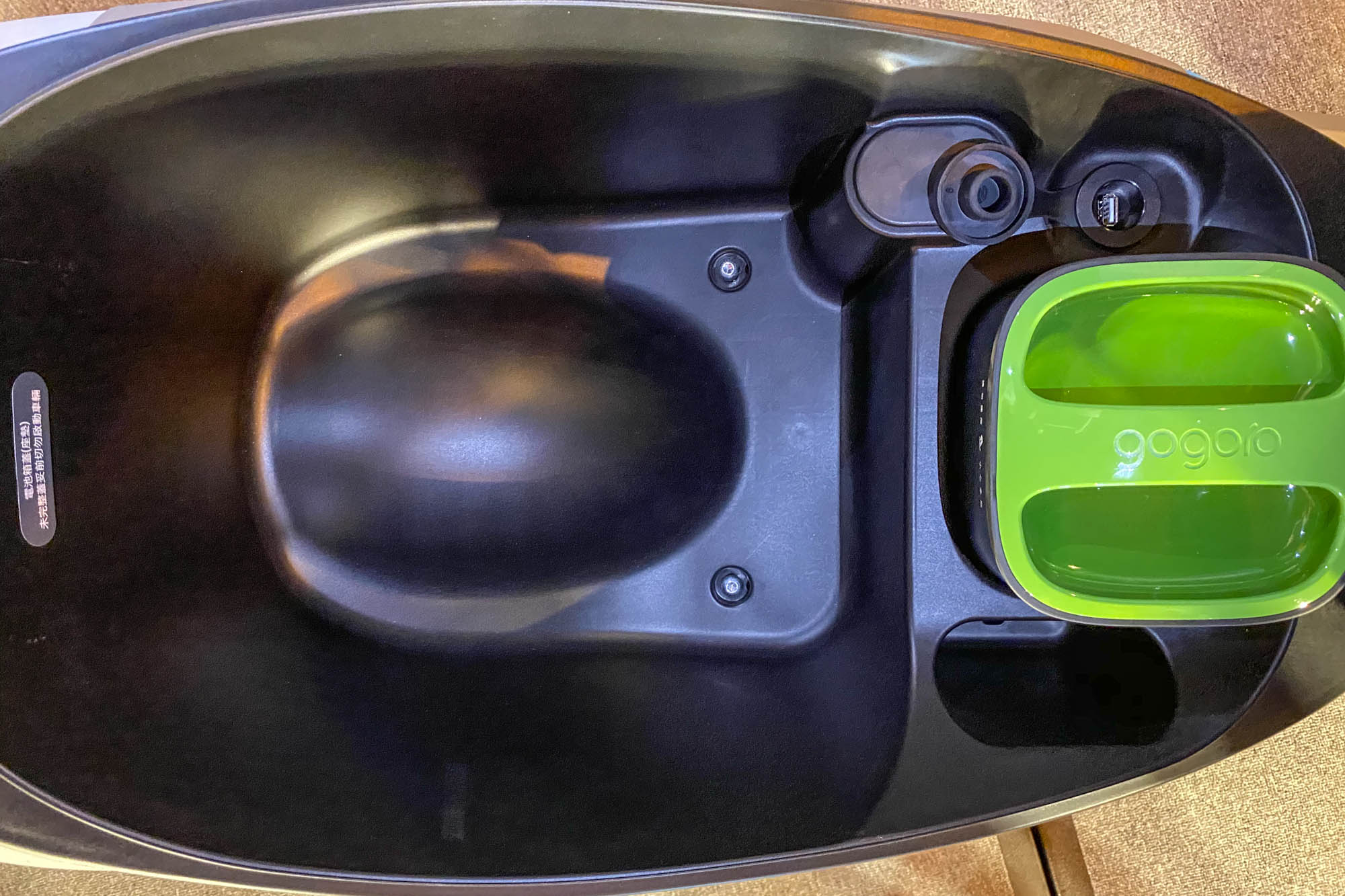 座墊下置物空間設有 QC 3.0 USB 充的充電插孔。