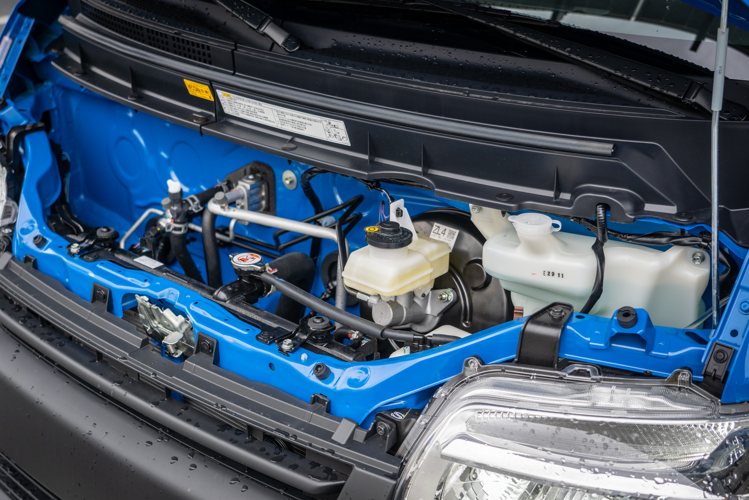 可開啟的車頭蓋,讓煞車油、雨刷水、冷卻水的添補更為容易。