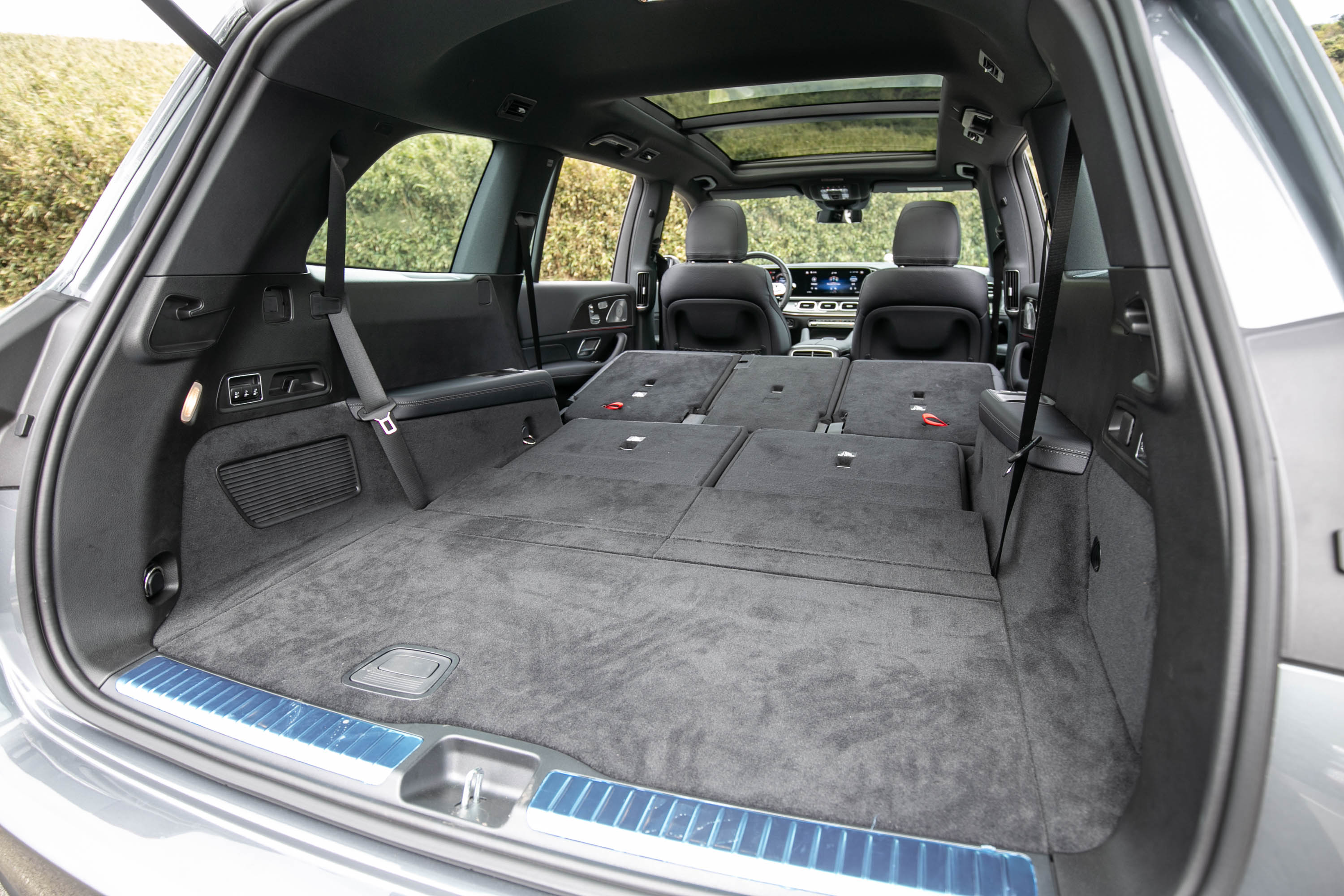 第二排與第三排座椅傾倒後,置物容積可達 2400 公升。