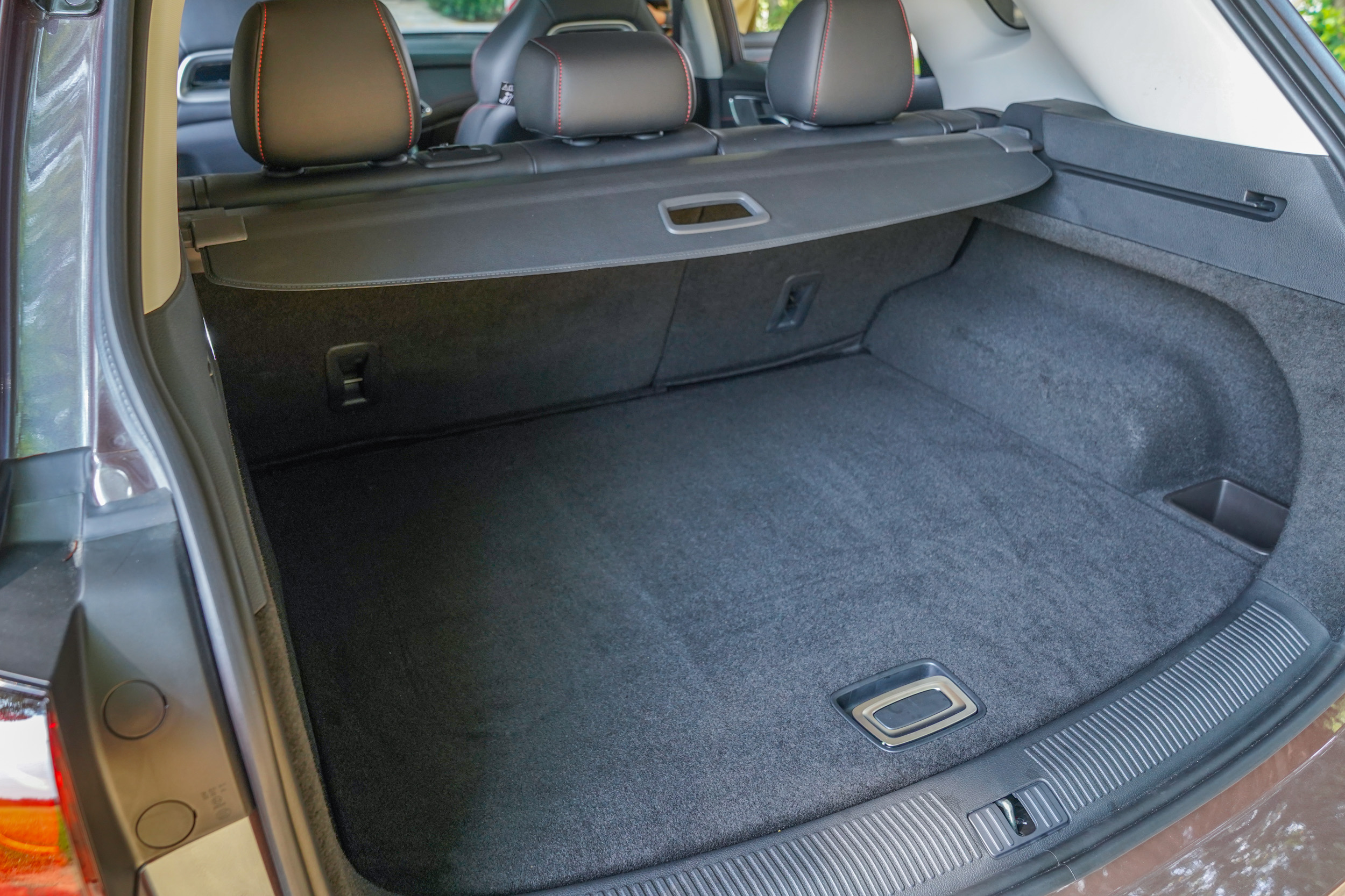 標準乘坐狀態下後廂容積為 463 公升,若把後座椅背傾倒,可擴充至 1287 公升水平。