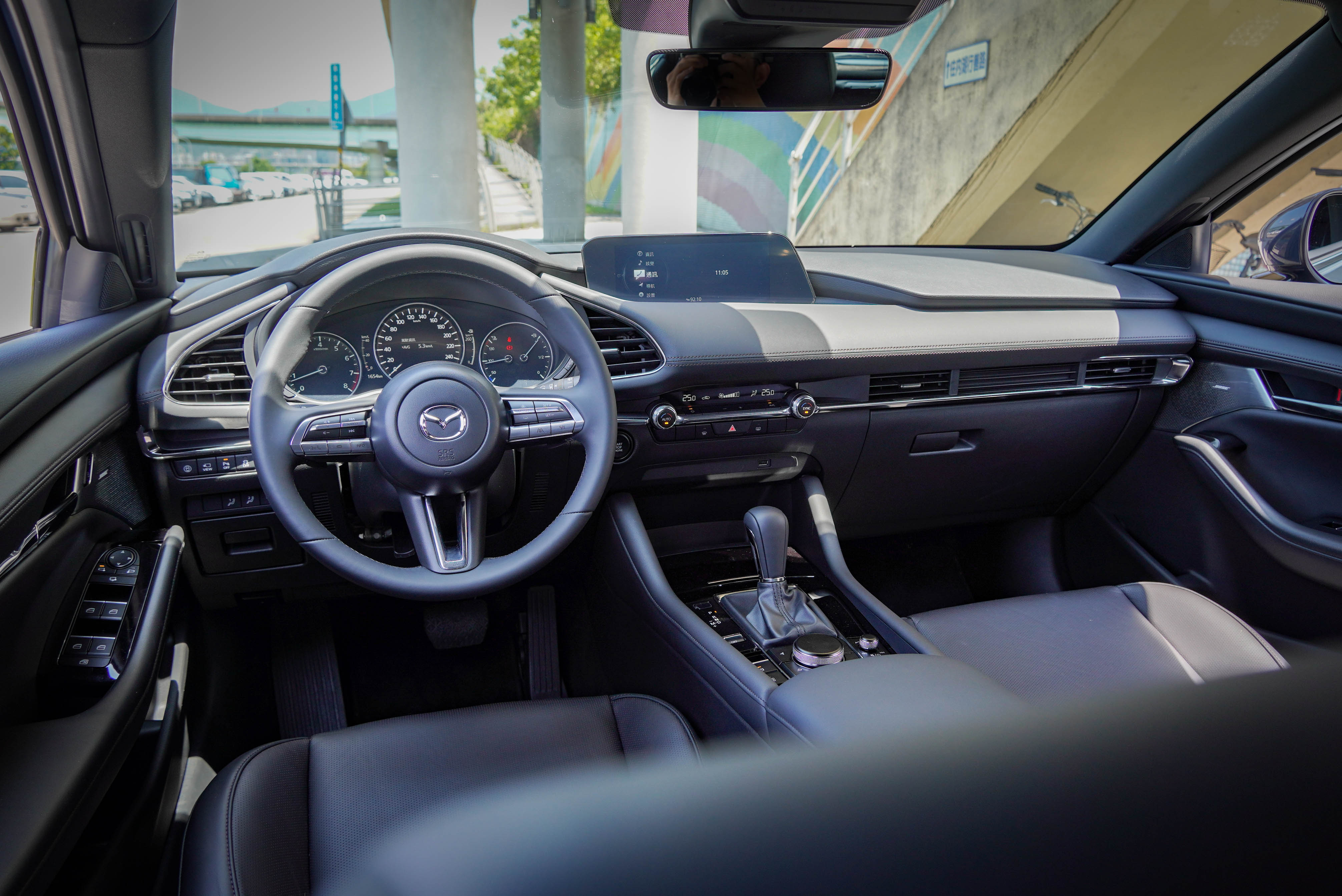 Mazda3 內裝標配 7 吋全彩數位儀錶、雙區獨立恆溫空調系統、Mazda Harmonic Acoustics 環場聲學音響系統、8.8 吋中央資訊顯示幕等科技。
