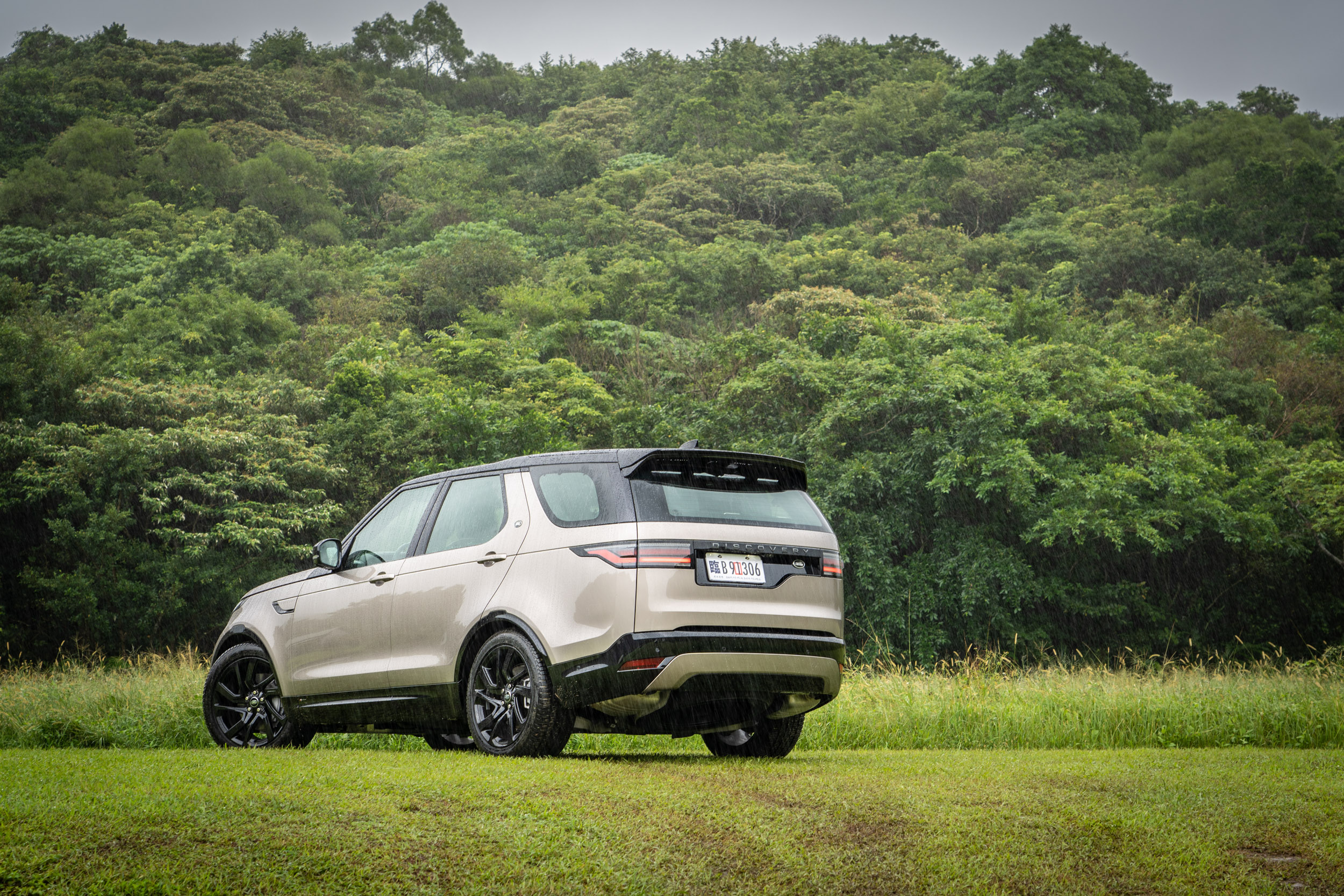 透過 R-Dynamic 套件的妝點,小改款 Discovery 多了些個性氛圍。