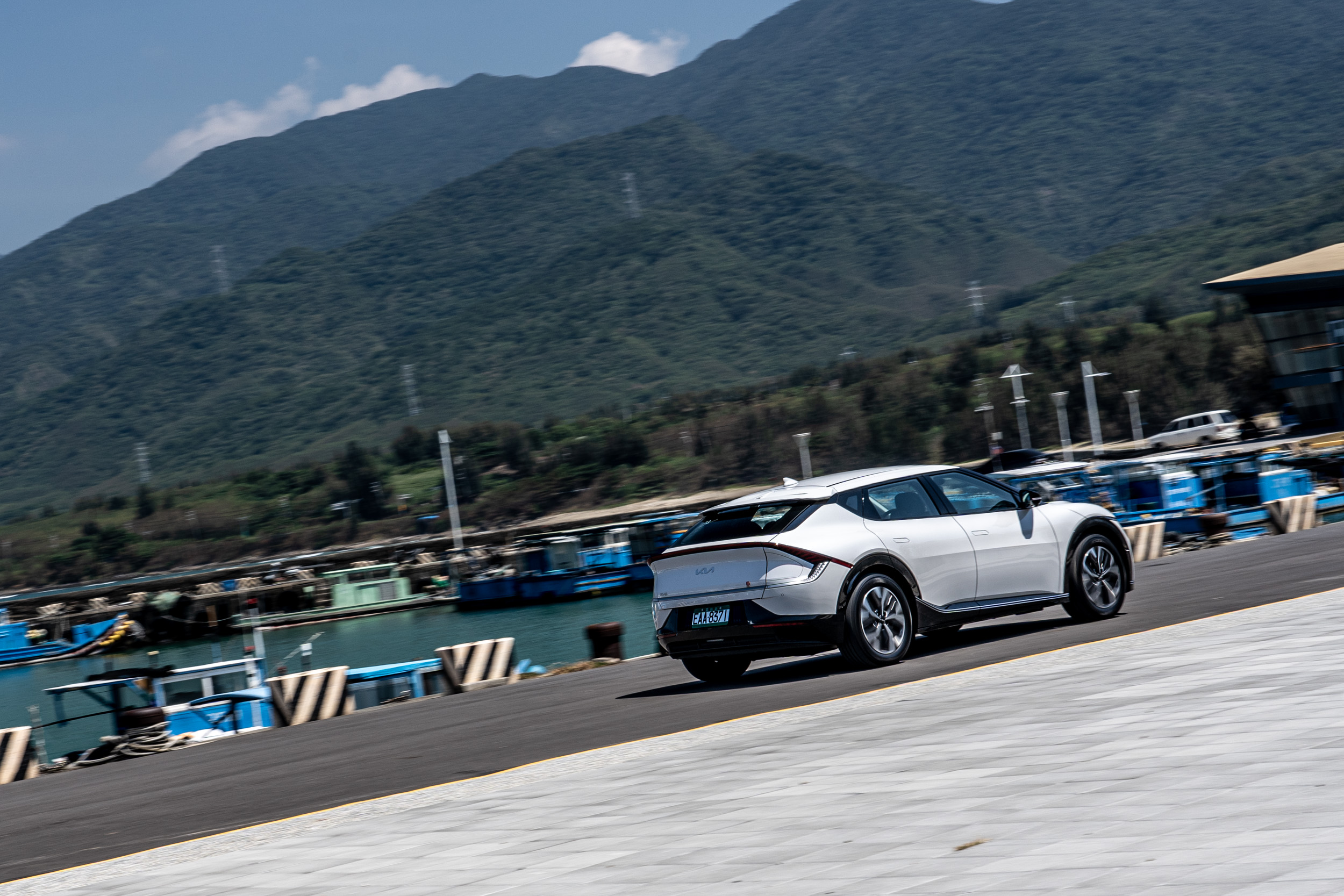 本次所試駕的 EV6 Air 增程版,綜觀國內規格編成係屬中階定位,卻仍有 229 ps 的動能。