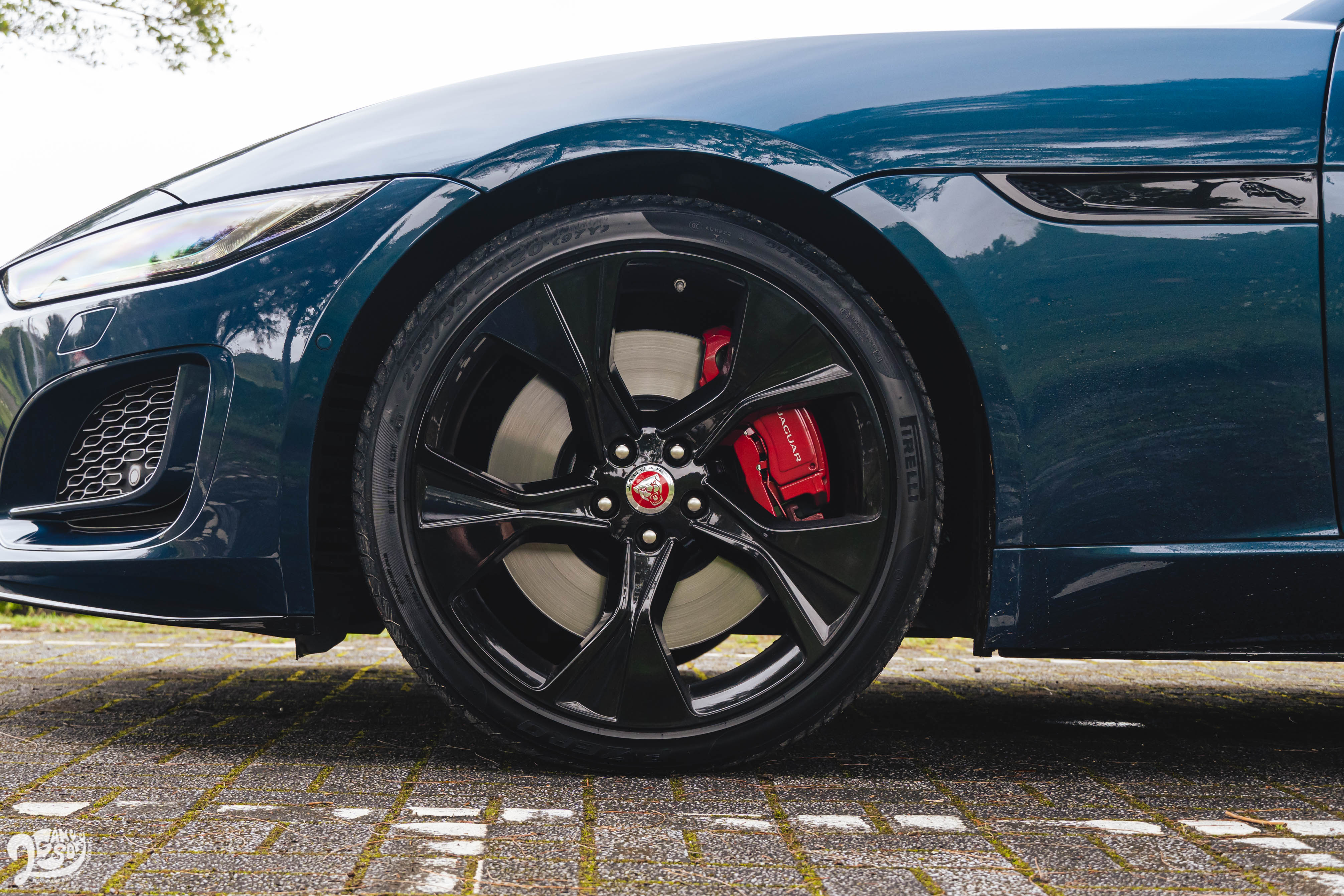 輪圈式樣為 20 吋五幅亮黑色。