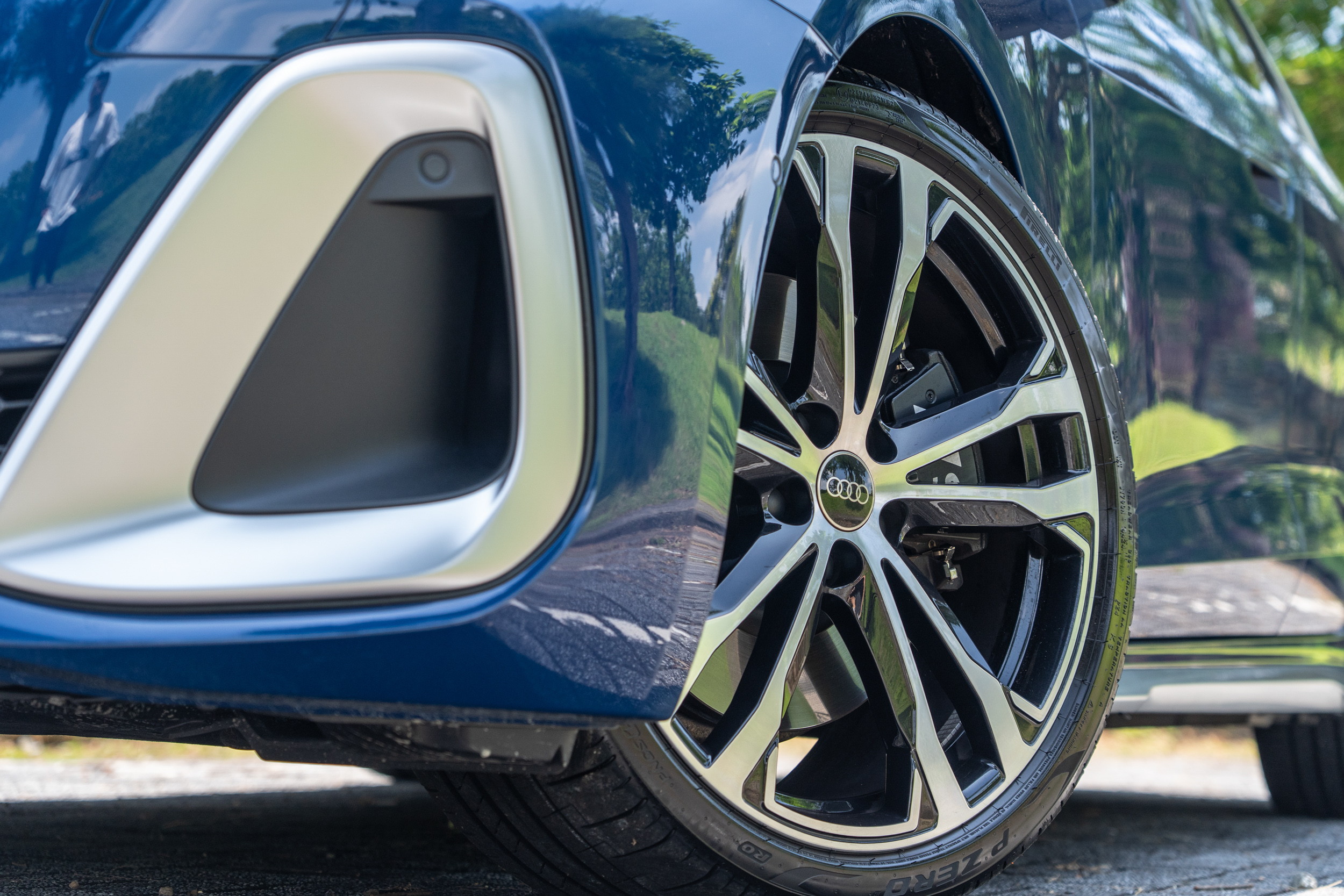 降低 20mm 的五連桿懸吊架構讓本車有著與駕駛相關的優良基礎設定。