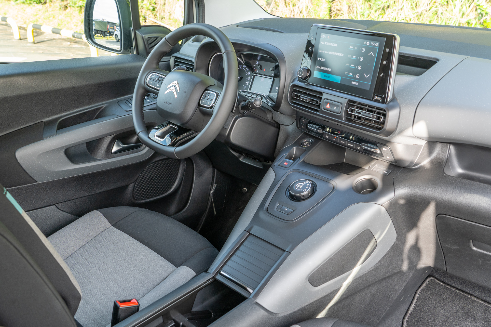 前排中控台設計與長軸車型無異。