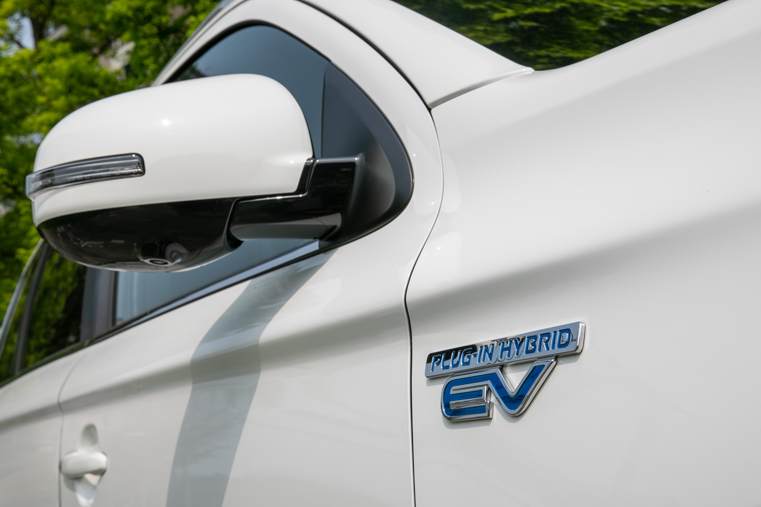 專屬的 PHEV 車型銘牌是辨識出 Outlander PHEV 專屬身份最佳的方式。