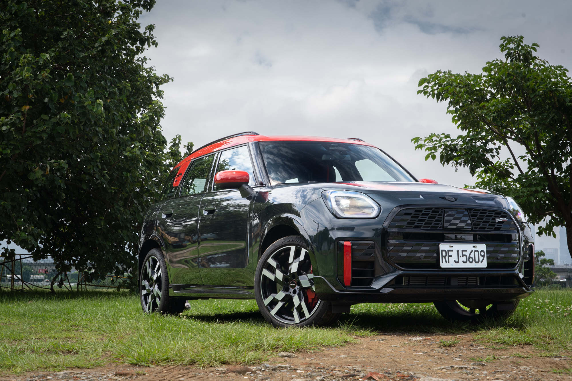 試駕車型為Mini JCW Countryman All4，建議售價新台幣246萬元起。