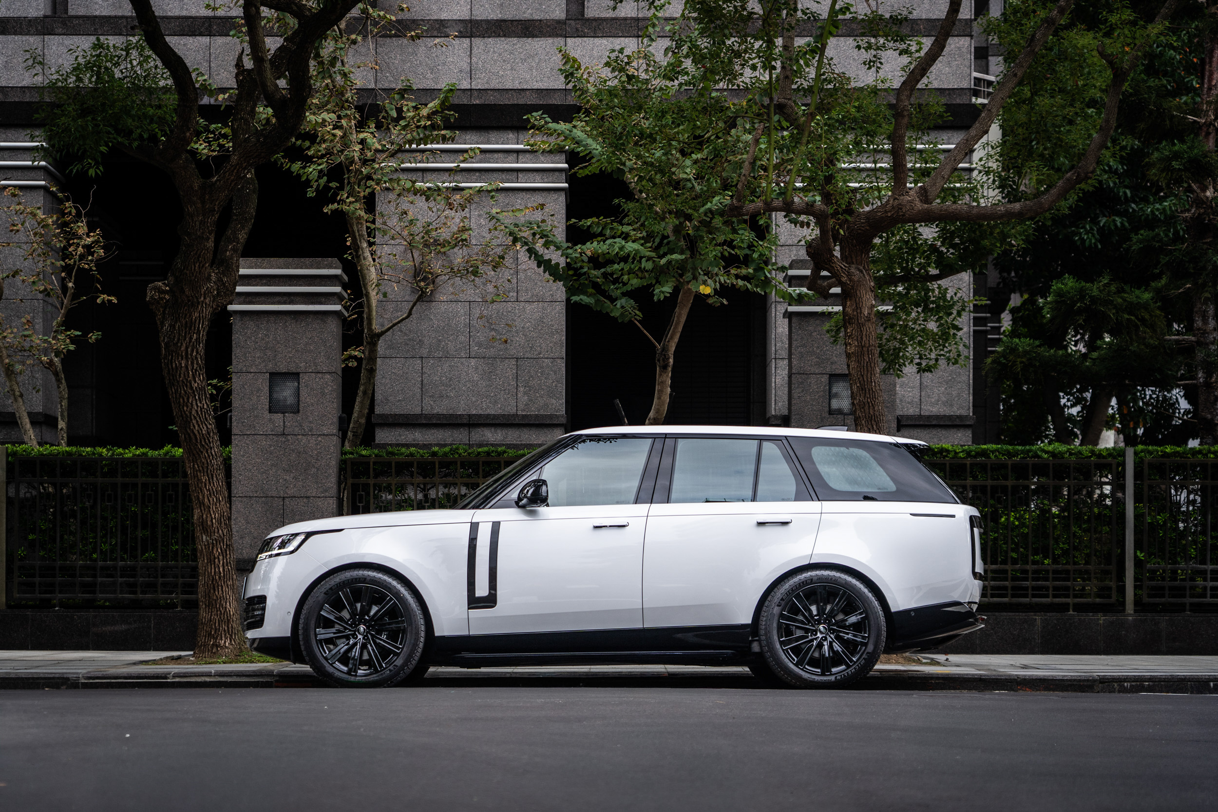 試駕車款為Range Rover 2025年式限定版，建議售價630萬元起。