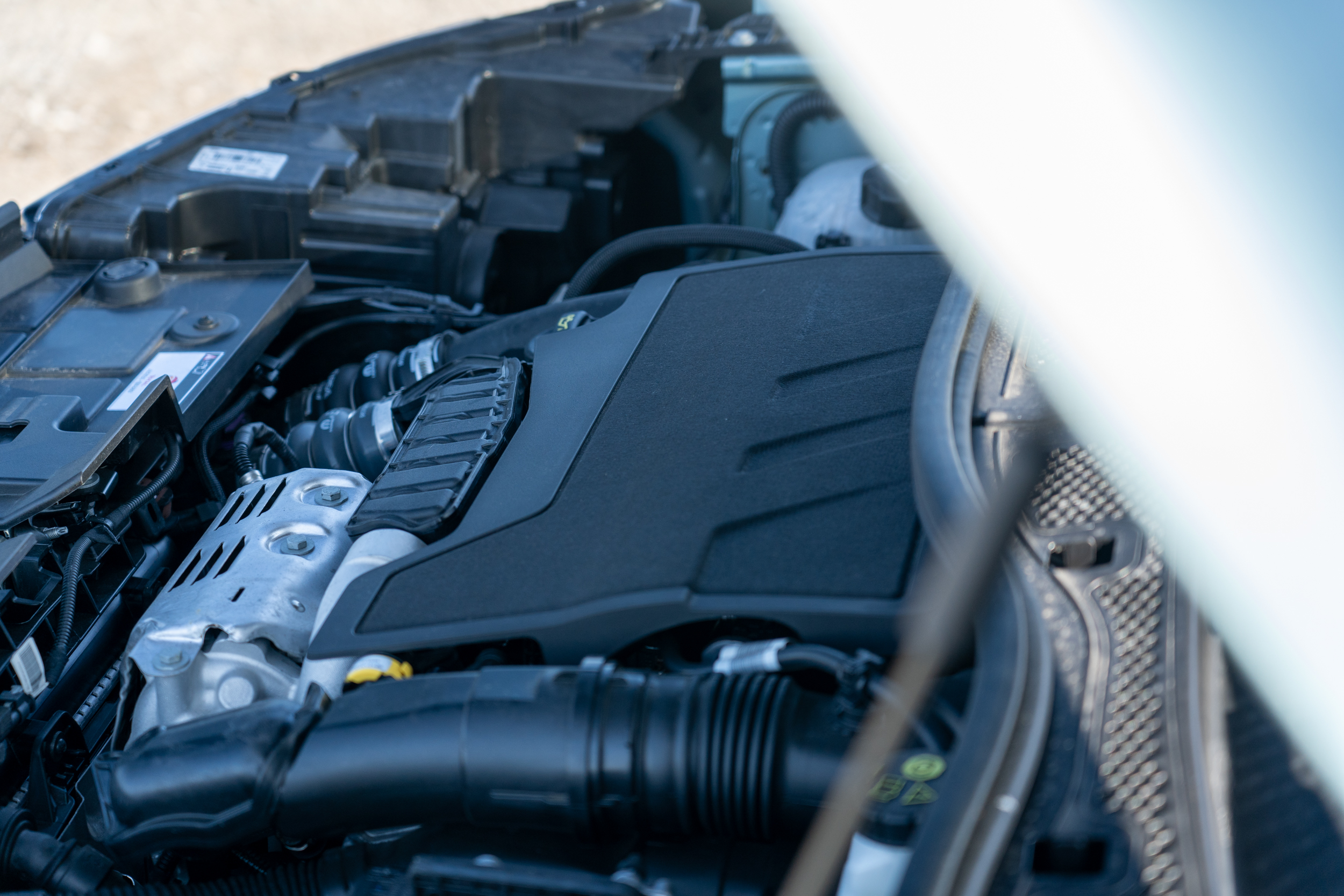 導入台灣的 CITROËN C4 車系,除純電動力外,內燃機車型為搭載獲獎無數的 1.2 升直列三缸渦輪增壓引擎,具備 130 匹 / 230 牛頓米峰值出力。