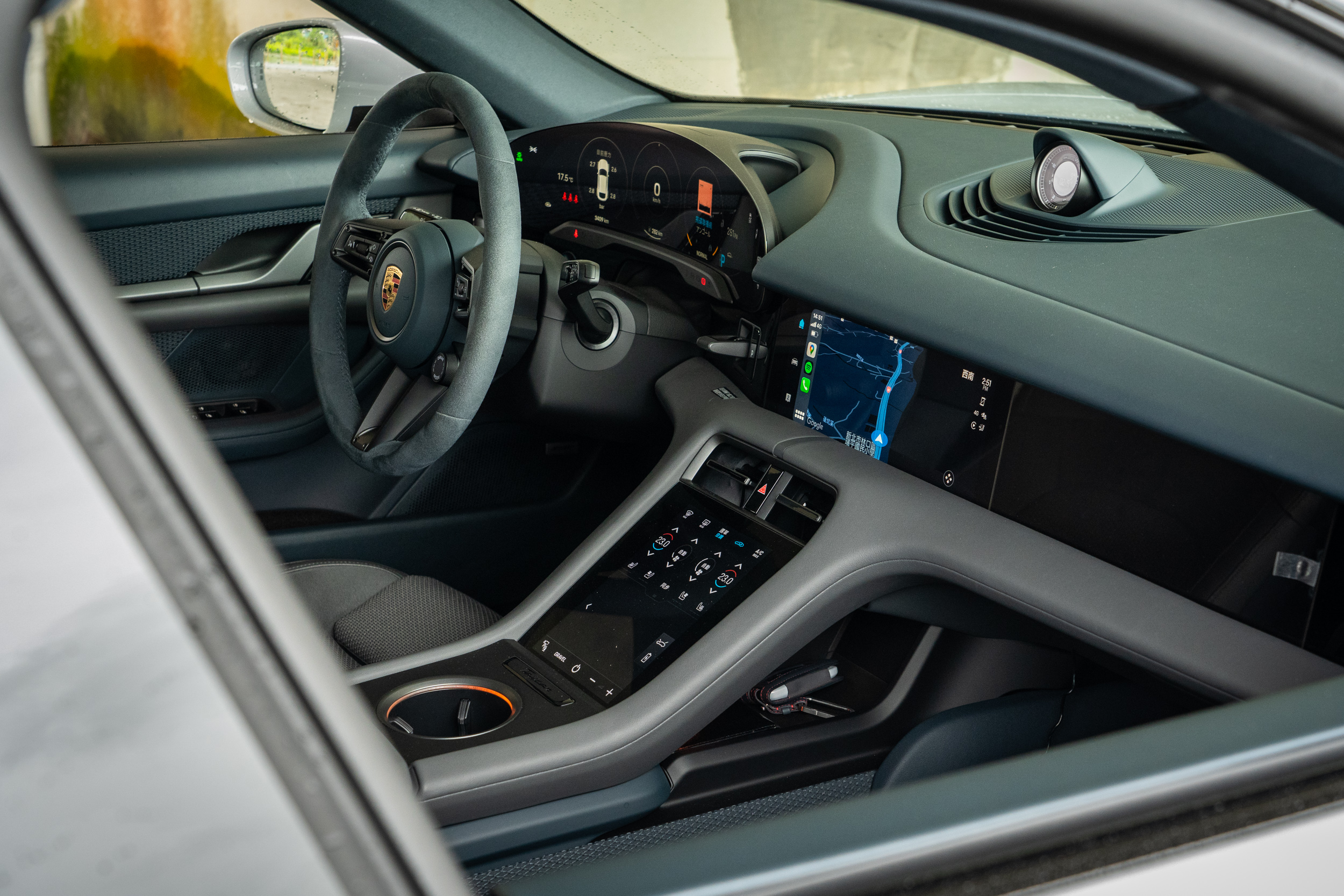 座艙內雖然導入相當前衛的 16.8 吋曲面數位儀錶板與中控台上的兩只數位螢幕，但仍可以保有 Porsche 經典的中控台線條。