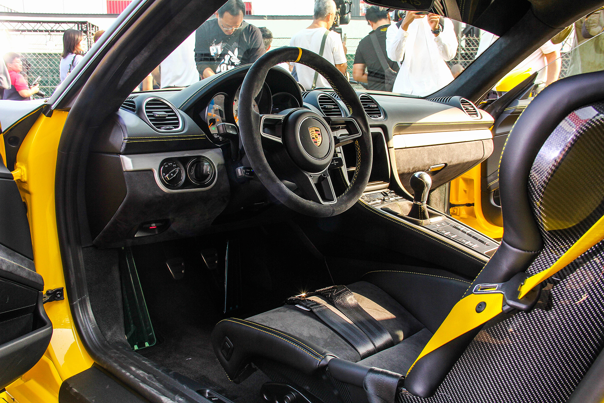 718 Cayman GT4 的座艙風格較偏賽車化。