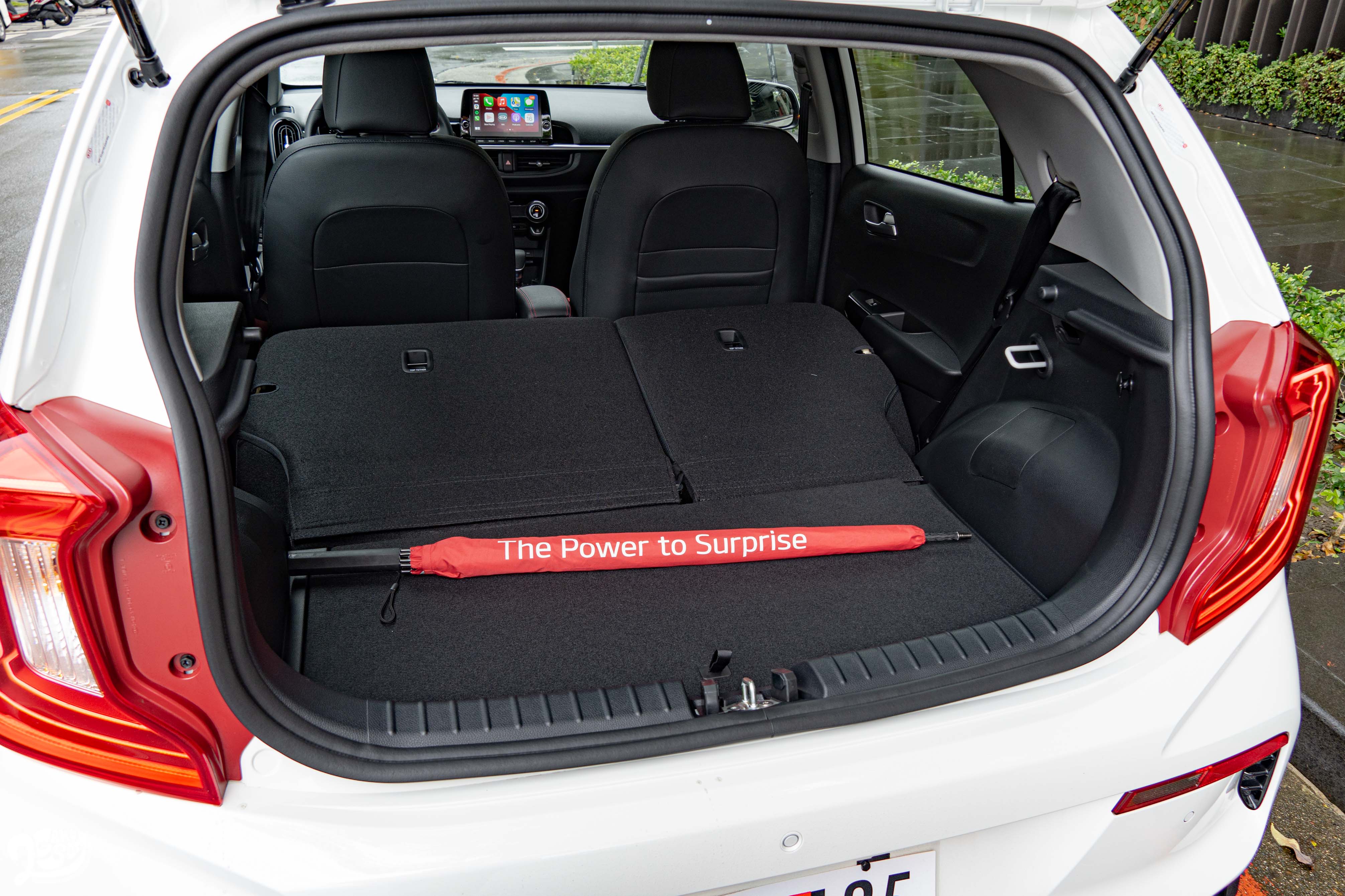 6/4 椅背傾倒功能,提供平坦的存放空間。