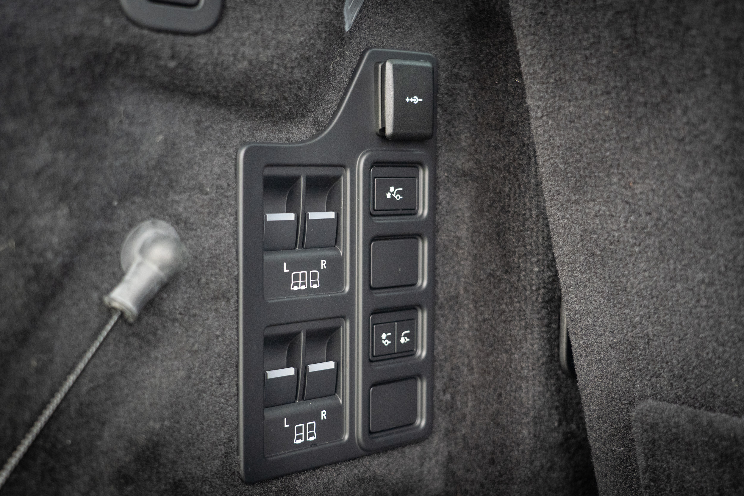 第二排、第三排座椅收折都為電動控制,並可透過降低氣壓懸吊高度,利於物品取放。