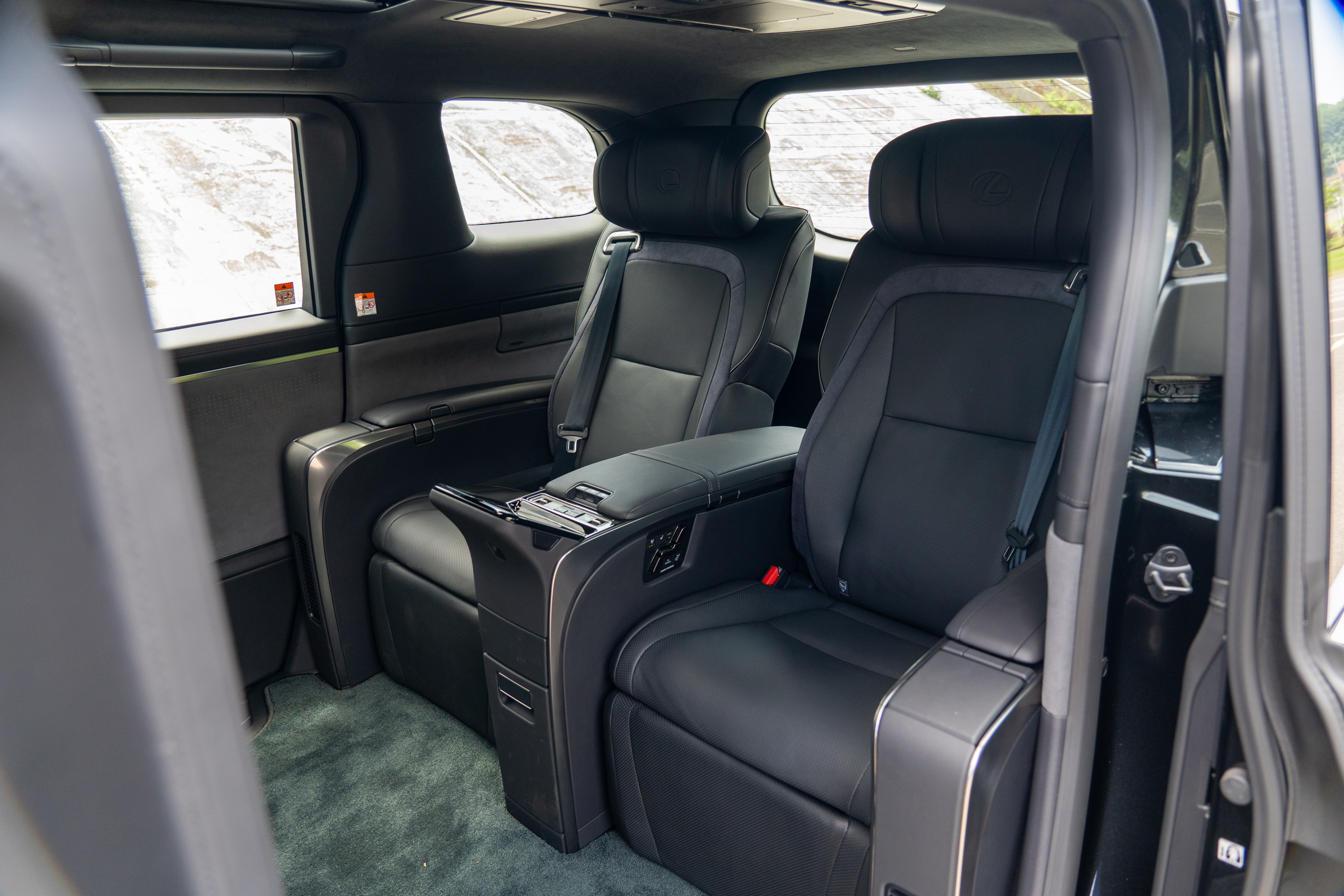 後座兩張獨立座椅絕對是 LM 最重要的賣點。