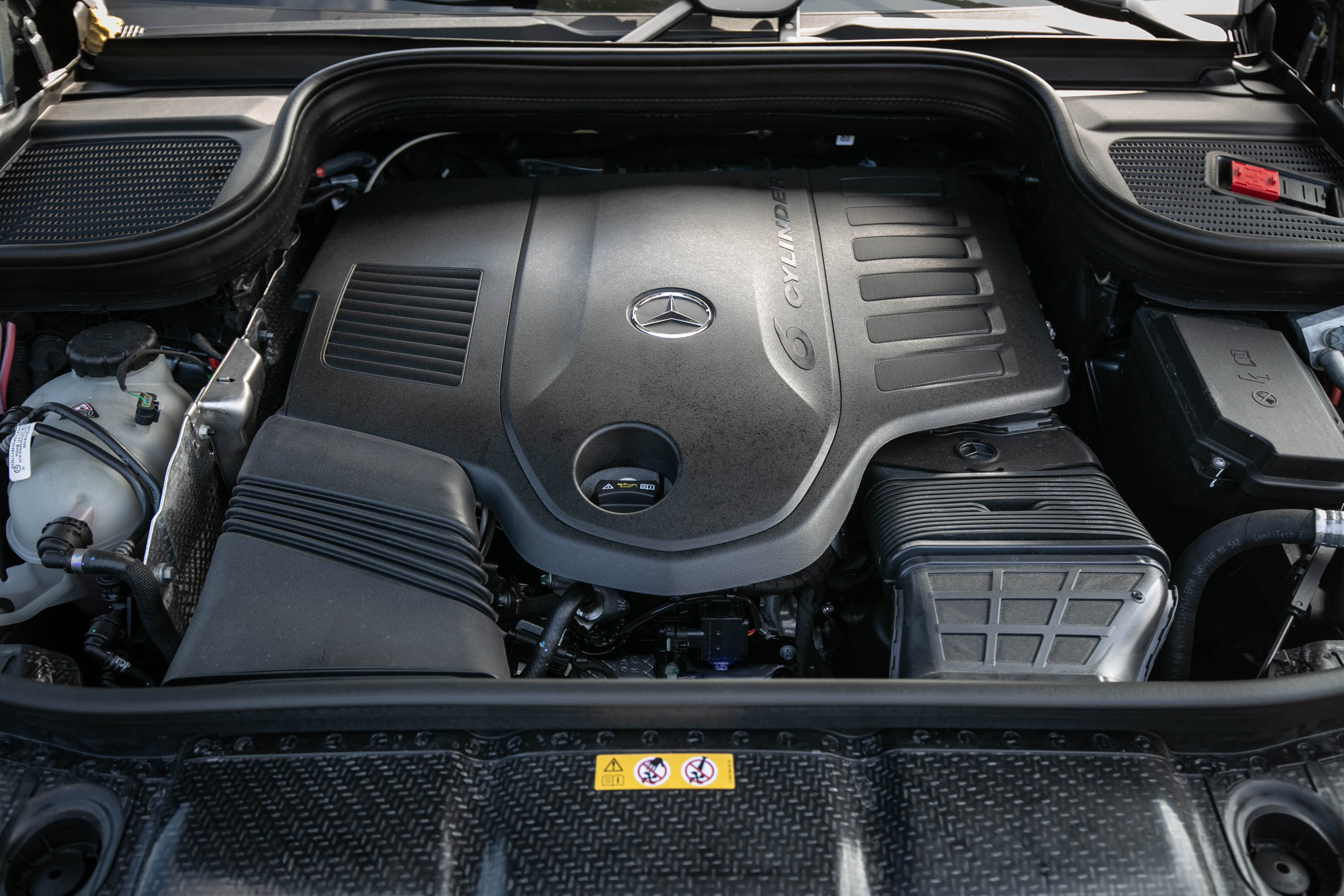 搭載 3.0 升直列六缸渦輪增壓汽油引擎,具備 367hp/5500~6100rpm 最大馬力與 500Nm/1600~4500rpm 最大扭力輸出。EQ Boost 可額外提供 22hp 馬力。