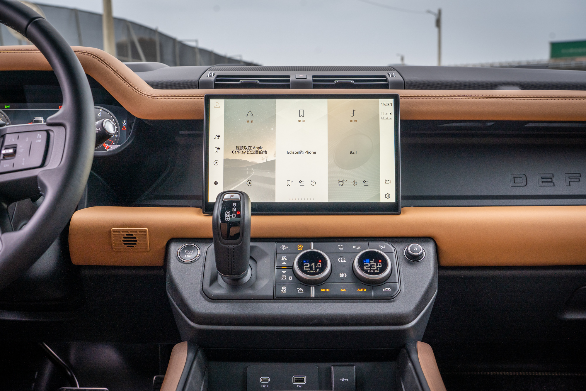 11.4 吋 Pivi Pro 多媒體觸控式顯示屏幕，具備 Apple CarPlay 與 Android Auto 智慧型手機連網功能。