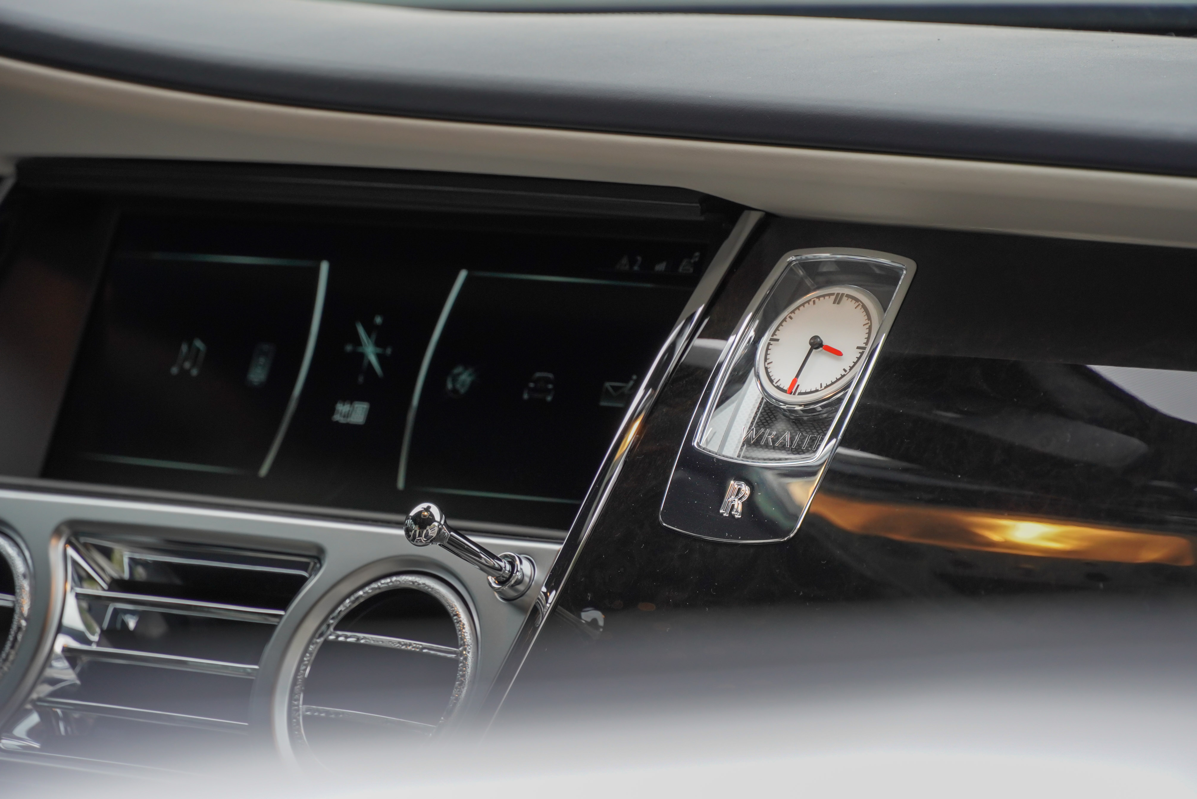 中控螢幕右側有 Rolls-Royce 時鐘。